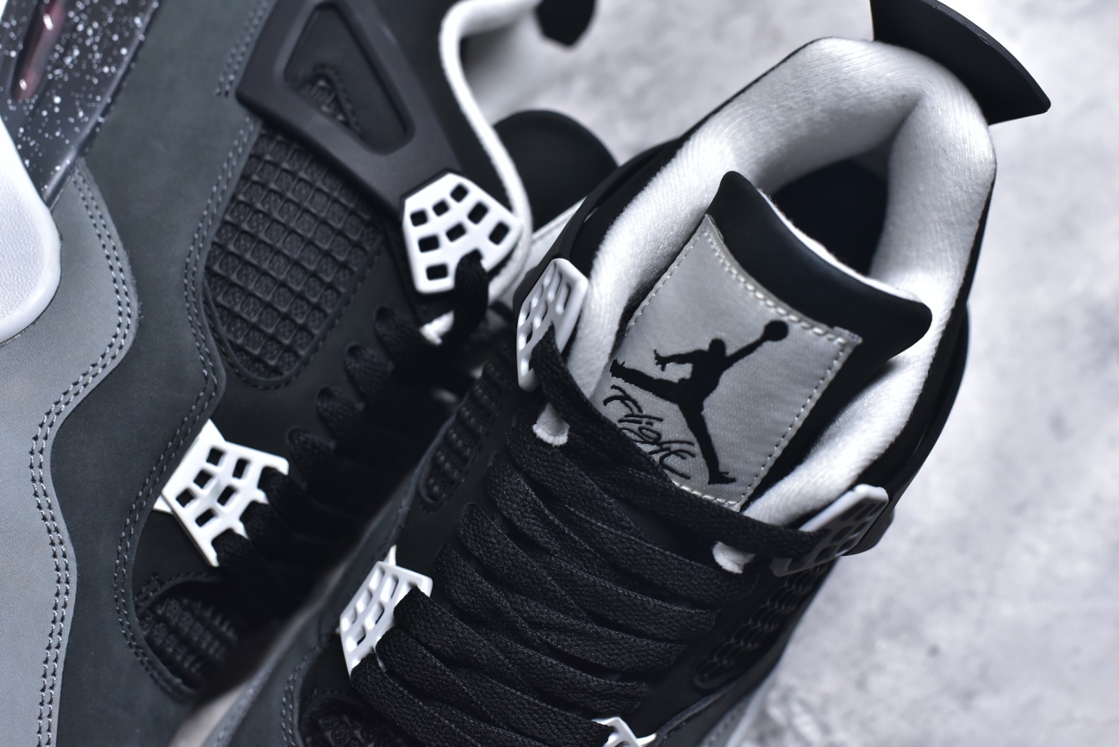图片[9]-#Air Jordan AJ4 Retro \” Fear \” 黑白恐惧 复刻2024版 FQ8138-002 圈内最强四代 独家外贸特供尺码含 45.5 49.5 50.5 耗时半年巨作 全套原纸板楦头开发 原厂特供皮料加持 确保原汁原味 完美呈现四代版型 一比一鞋头弧度高度鞋身弧度 数据细节工艺流程均保持原鞋一致 原厂TPU网格鞋带扣 正确内里网布 菱角分明不变形无多余毛边 柔软性质感一致于原鞋 市场唯一原厂鞋扣模具 背面可见隐藏注塑口 原厂织唛标 原厂飞人电绣工艺 尾指中部跳三针 独家绑鞋带手法 印刷中底布 四线拉帮 米色美纹纸贴合固定 进口港宝加持 后跟自然饱满 全鞋荧光划线卡点 追求极致完美 每一双都是工艺品 多重QC质检 超越公司货的品控标准 实实在在的免检产品 尺码：36-48.5-选品中心