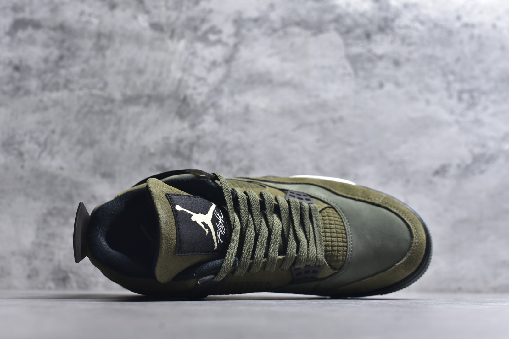 图片[4]-#Air Jordan AJ4 Retro \”Olive Canvas\” 军绿色 FB9927-200 耗时半年巨作 全套原纸板楦头开发 原厂特供皮料加持 确保原汁原味 完美呈现四代版型 一比一鞋头弧度高度鞋身弧度 数据细节工艺流程均保持原鞋一致 原厂TPU网格鞋带扣 正确内里网布 菱角分明不变形无多余毛边 柔软性质感一致于原鞋 原厂织唛标 原厂飞人电绣工艺 尾指中部跳三针 独家绑鞋带手法 印刷中底布 四线拉帮 米色美纹纸贴合固定 进口港宝加持 后跟自然饱满 全鞋荧光划线卡点 追求极致完美 每一双都是工艺品 多重QC质检 超越公司货的品控标准 实实在在的免检产品 尺码：36-48.5-选品中心
