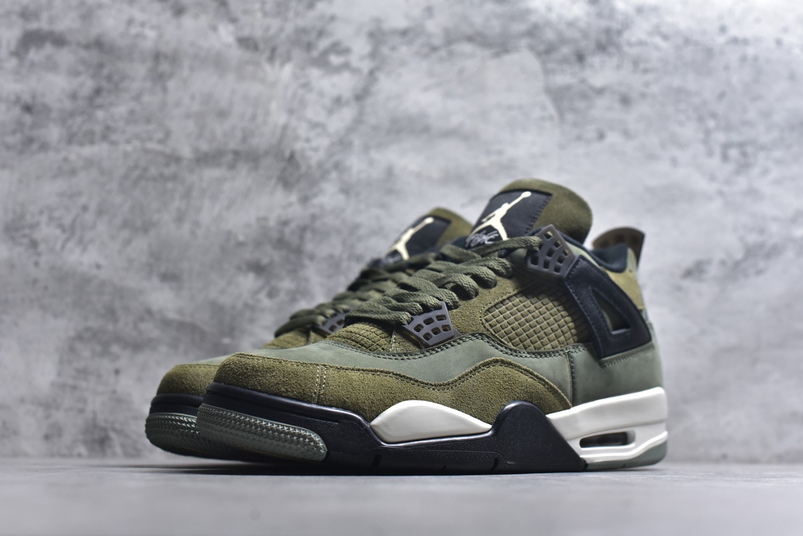图片[2]-#Air Jordan AJ4 Retro \”Olive Canvas\” 军绿色 FB9927-200 耗时半年巨作 全套原纸板楦头开发 原厂特供皮料加持 确保原汁原味 完美呈现四代版型 一比一鞋头弧度高度鞋身弧度 数据细节工艺流程均保持原鞋一致 原厂TPU网格鞋带扣 正确内里网布 菱角分明不变形无多余毛边 柔软性质感一致于原鞋 原厂织唛标 原厂飞人电绣工艺 尾指中部跳三针 独家绑鞋带手法 印刷中底布 四线拉帮 米色美纹纸贴合固定 进口港宝加持 后跟自然饱满 全鞋荧光划线卡点 追求极致完美 每一双都是工艺品 多重QC质检 超越公司货的品控标准 实实在在的免检产品 尺码：36-48.5-选品中心
