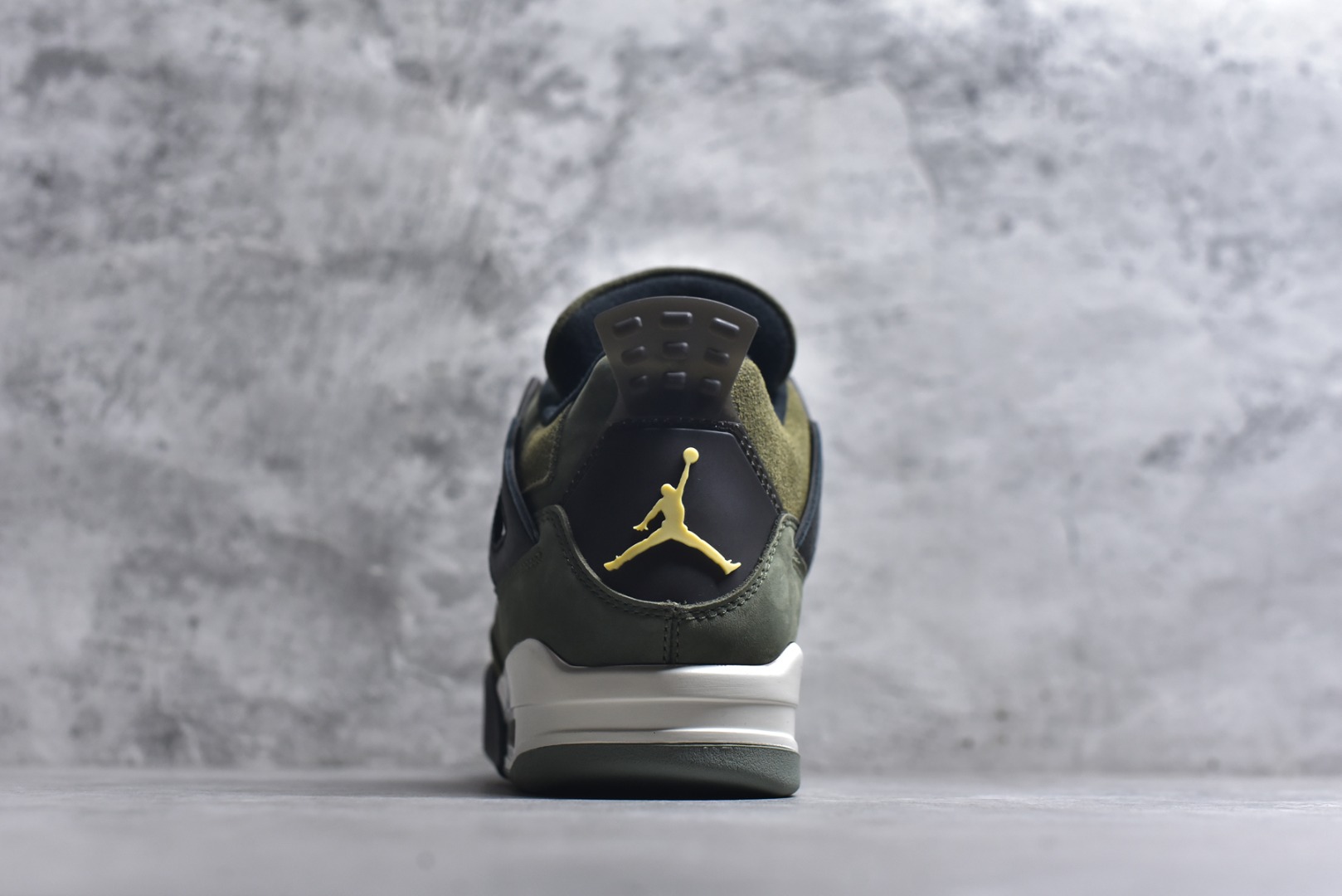 图片[5]-#Air Jordan AJ4 Retro \”Olive Canvas\” 军绿色 FB9927-200 耗时半年巨作 全套原纸板楦头开发 原厂特供皮料加持 确保原汁原味 完美呈现四代版型 一比一鞋头弧度高度鞋身弧度 数据细节工艺流程均保持原鞋一致 原厂TPU网格鞋带扣 正确内里网布 菱角分明不变形无多余毛边 柔软性质感一致于原鞋 原厂织唛标 原厂飞人电绣工艺 尾指中部跳三针 独家绑鞋带手法 印刷中底布 四线拉帮 米色美纹纸贴合固定 进口港宝加持 后跟自然饱满 全鞋荧光划线卡点 追求极致完美 每一双都是工艺品 多重QC质检 超越公司货的品控标准 实实在在的免检产品 尺码：36-48.5-选品中心