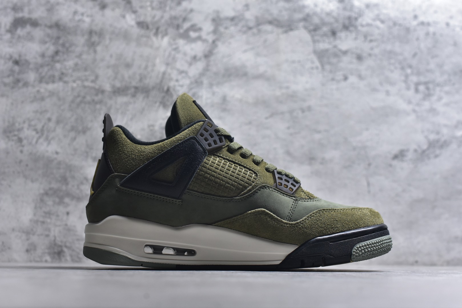 图片[3]-#Air Jordan AJ4 Retro \”Olive Canvas\” 军绿色 FB9927-200 耗时半年巨作 全套原纸板楦头开发 原厂特供皮料加持 确保原汁原味 完美呈现四代版型 一比一鞋头弧度高度鞋身弧度 数据细节工艺流程均保持原鞋一致 原厂TPU网格鞋带扣 正确内里网布 菱角分明不变形无多余毛边 柔软性质感一致于原鞋 原厂织唛标 原厂飞人电绣工艺 尾指中部跳三针 独家绑鞋带手法 印刷中底布 四线拉帮 米色美纹纸贴合固定 进口港宝加持 后跟自然饱满 全鞋荧光划线卡点 追求极致完美 每一双都是工艺品 多重QC质检 超越公司货的品控标准 实实在在的免检产品 尺码：36-48.5-选品中心
