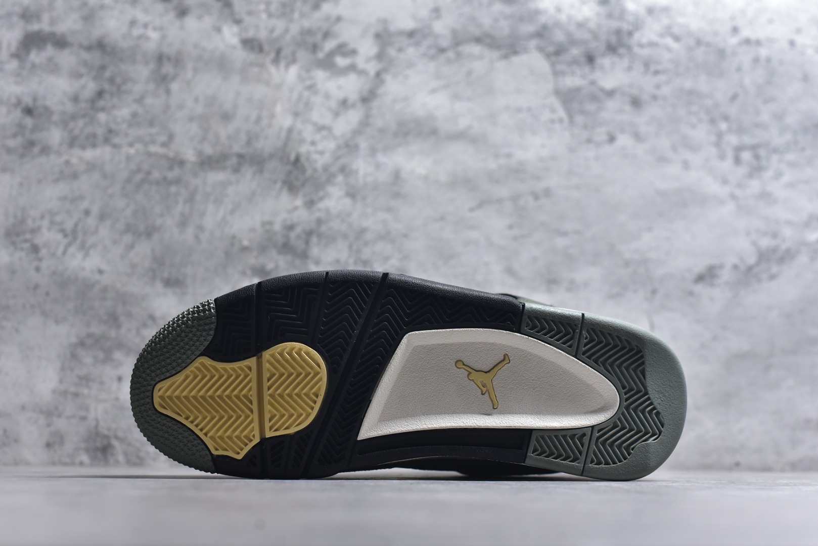 图片[6]-#Air Jordan AJ4 Retro \”Olive Canvas\” 军绿色 FB9927-200 耗时半年巨作 全套原纸板楦头开发 原厂特供皮料加持 确保原汁原味 完美呈现四代版型 一比一鞋头弧度高度鞋身弧度 数据细节工艺流程均保持原鞋一致 原厂TPU网格鞋带扣 正确内里网布 菱角分明不变形无多余毛边 柔软性质感一致于原鞋 原厂织唛标 原厂飞人电绣工艺 尾指中部跳三针 独家绑鞋带手法 印刷中底布 四线拉帮 米色美纹纸贴合固定 进口港宝加持 后跟自然饱满 全鞋荧光划线卡点 追求极致完美 每一双都是工艺品 多重QC质检 超越公司货的品控标准 实实在在的免检产品 尺码：36-48.5-选品中心