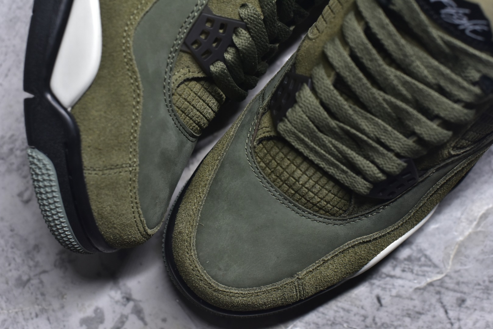 图片[8]-#Air Jordan AJ4 Retro \”Olive Canvas\” 军绿色 FB9927-200 耗时半年巨作 全套原纸板楦头开发 原厂特供皮料加持 确保原汁原味 完美呈现四代版型 一比一鞋头弧度高度鞋身弧度 数据细节工艺流程均保持原鞋一致 原厂TPU网格鞋带扣 正确内里网布 菱角分明不变形无多余毛边 柔软性质感一致于原鞋 原厂织唛标 原厂飞人电绣工艺 尾指中部跳三针 独家绑鞋带手法 印刷中底布 四线拉帮 米色美纹纸贴合固定 进口港宝加持 后跟自然饱满 全鞋荧光划线卡点 追求极致完美 每一双都是工艺品 多重QC质检 超越公司货的品控标准 实实在在的免检产品 尺码：36-48.5-选品中心