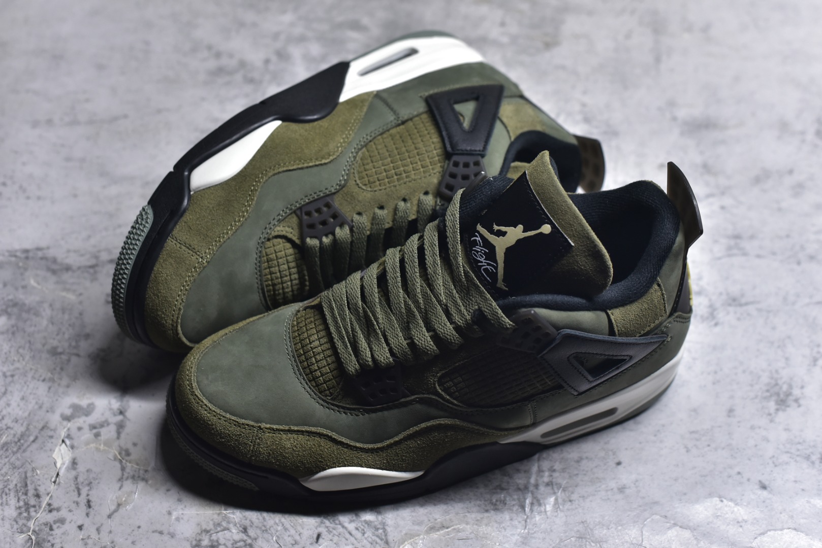图片[7]-#Air Jordan AJ4 Retro \”Olive Canvas\” 军绿色 FB9927-200 耗时半年巨作 全套原纸板楦头开发 原厂特供皮料加持 确保原汁原味 完美呈现四代版型 一比一鞋头弧度高度鞋身弧度 数据细节工艺流程均保持原鞋一致 原厂TPU网格鞋带扣 正确内里网布 菱角分明不变形无多余毛边 柔软性质感一致于原鞋 原厂织唛标 原厂飞人电绣工艺 尾指中部跳三针 独家绑鞋带手法 印刷中底布 四线拉帮 米色美纹纸贴合固定 进口港宝加持 后跟自然饱满 全鞋荧光划线卡点 追求极致完美 每一双都是工艺品 多重QC质检 超越公司货的品控标准 实实在在的免检产品 尺码：36-48.5-选品中心