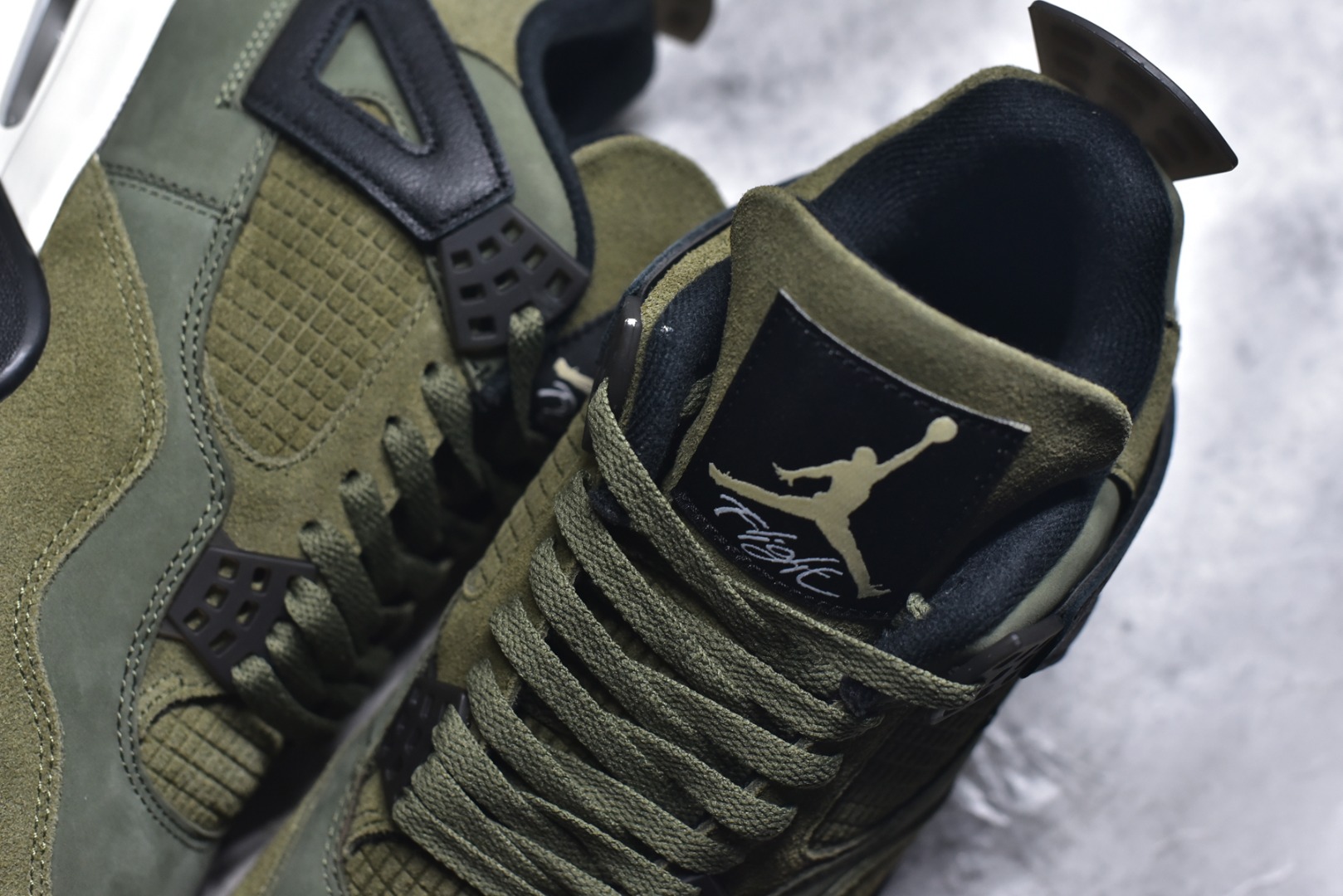 图片[9]-#Air Jordan AJ4 Retro \”Olive Canvas\” 军绿色 FB9927-200 耗时半年巨作 全套原纸板楦头开发 原厂特供皮料加持 确保原汁原味 完美呈现四代版型 一比一鞋头弧度高度鞋身弧度 数据细节工艺流程均保持原鞋一致 原厂TPU网格鞋带扣 正确内里网布 菱角分明不变形无多余毛边 柔软性质感一致于原鞋 原厂织唛标 原厂飞人电绣工艺 尾指中部跳三针 独家绑鞋带手法 印刷中底布 四线拉帮 米色美纹纸贴合固定 进口港宝加持 后跟自然饱满 全鞋荧光划线卡点 追求极致完美 每一双都是工艺品 多重QC质检 超越公司货的品控标准 实实在在的免检产品 尺码：36-48.5-选品中心