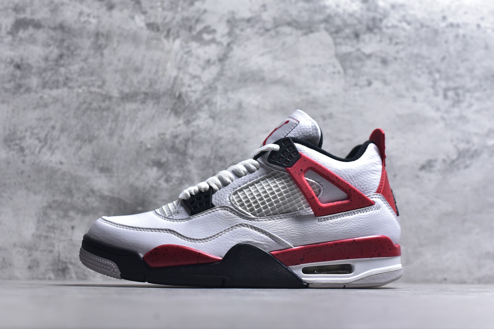 #Air Jordan AJ4 Retro 白黑红 红水泥 DH6927-161 耗时半年巨作 全套原纸板楦头开发 原厂特供皮料加持 确保原汁原味 完美呈现四代版型 一比一鞋头弧度高度鞋身弧度 数据细节工艺流程均保持原鞋一致 原厂TPU网格鞋带扣 正确内里网布 菱角分明不变形无多余毛边 柔软性质感一致于原鞋 原厂织唛标 原厂飞人电绣工艺 尾指中部跳三针 独家绑鞋带手法 印刷中底布 四线拉帮 米色美纹纸贴合固定 进口港宝加持 后跟自然饱满 全鞋荧光划线卡点 追求极致完美 每一双都是工艺品 多重QC质检 超越公司货的品控标准 实实在在的免检产品 尺码：36-48.5-选品中心