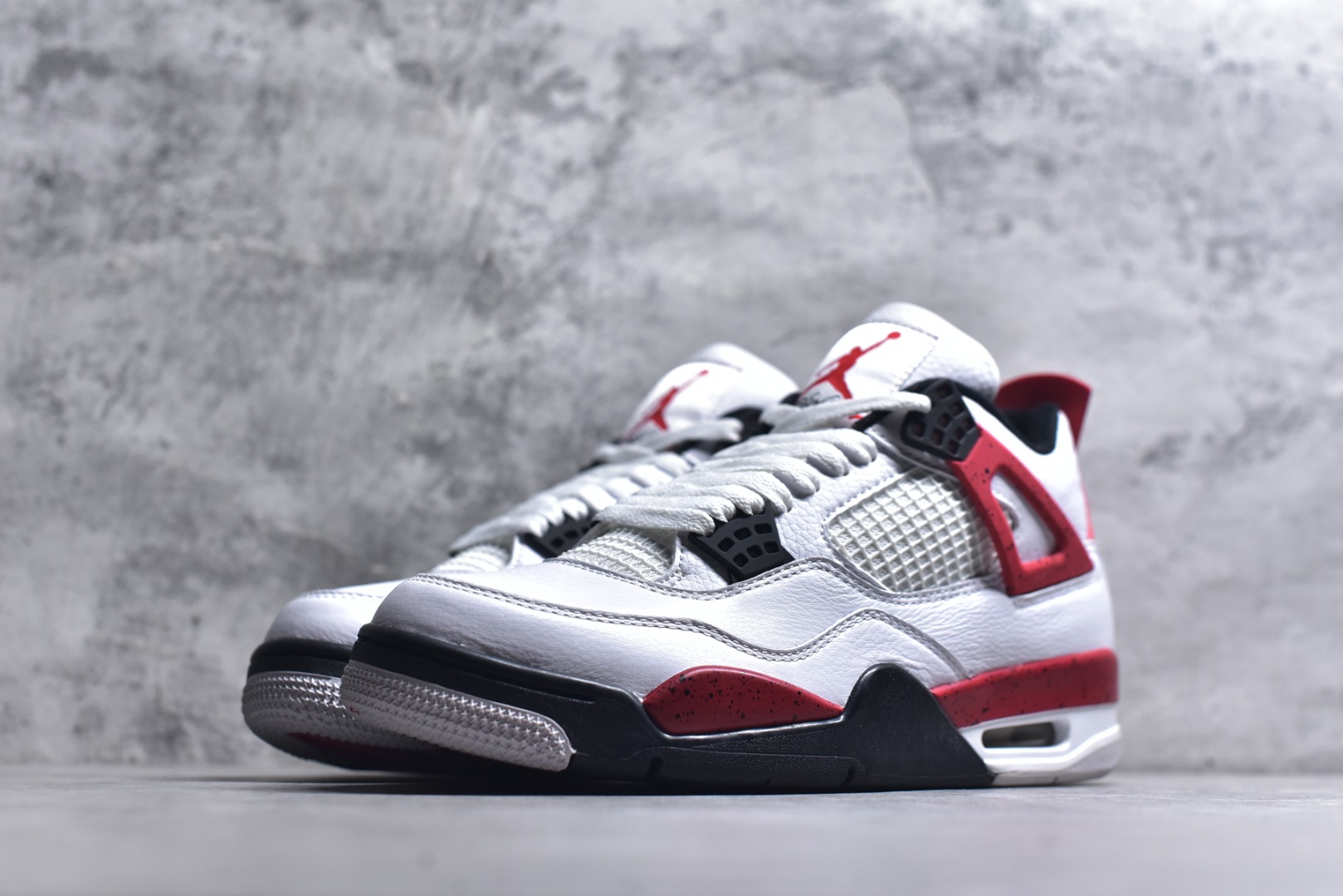 图片[2]-#Air Jordan AJ4 Retro 白黑红 红水泥 DH6927-161 耗时半年巨作 全套原纸板楦头开发 原厂特供皮料加持 确保原汁原味 完美呈现四代版型 一比一鞋头弧度高度鞋身弧度 数据细节工艺流程均保持原鞋一致 原厂TPU网格鞋带扣 正确内里网布 菱角分明不变形无多余毛边 柔软性质感一致于原鞋 原厂织唛标 原厂飞人电绣工艺 尾指中部跳三针 独家绑鞋带手法 印刷中底布 四线拉帮 米色美纹纸贴合固定 进口港宝加持 后跟自然饱满 全鞋荧光划线卡点 追求极致完美 每一双都是工艺品 多重QC质检 超越公司货的品控标准 实实在在的免检产品 尺码：36-48.5-选品中心