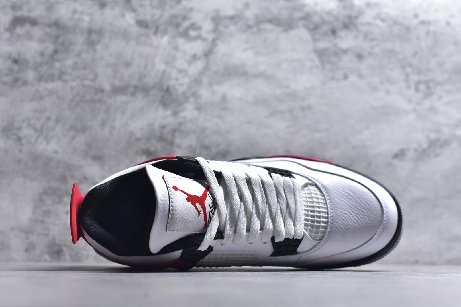 图片[4]-#Air Jordan AJ4 Retro 白黑红 红水泥 DH6927-161 耗时半年巨作 全套原纸板楦头开发 原厂特供皮料加持 确保原汁原味 完美呈现四代版型 一比一鞋头弧度高度鞋身弧度 数据细节工艺流程均保持原鞋一致 原厂TPU网格鞋带扣 正确内里网布 菱角分明不变形无多余毛边 柔软性质感一致于原鞋 原厂织唛标 原厂飞人电绣工艺 尾指中部跳三针 独家绑鞋带手法 印刷中底布 四线拉帮 米色美纹纸贴合固定 进口港宝加持 后跟自然饱满 全鞋荧光划线卡点 追求极致完美 每一双都是工艺品 多重QC质检 超越公司货的品控标准 实实在在的免检产品 尺码：36-48.5-选品中心