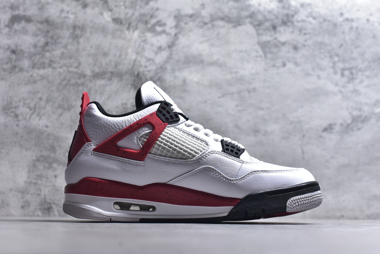 图片[3]-#Air Jordan AJ4 Retro 白黑红 红水泥 DH6927-161 耗时半年巨作 全套原纸板楦头开发 原厂特供皮料加持 确保原汁原味 完美呈现四代版型 一比一鞋头弧度高度鞋身弧度 数据细节工艺流程均保持原鞋一致 原厂TPU网格鞋带扣 正确内里网布 菱角分明不变形无多余毛边 柔软性质感一致于原鞋 原厂织唛标 原厂飞人电绣工艺 尾指中部跳三针 独家绑鞋带手法 印刷中底布 四线拉帮 米色美纹纸贴合固定 进口港宝加持 后跟自然饱满 全鞋荧光划线卡点 追求极致完美 每一双都是工艺品 多重QC质检 超越公司货的品控标准 实实在在的免检产品 尺码：36-48.5-选品中心