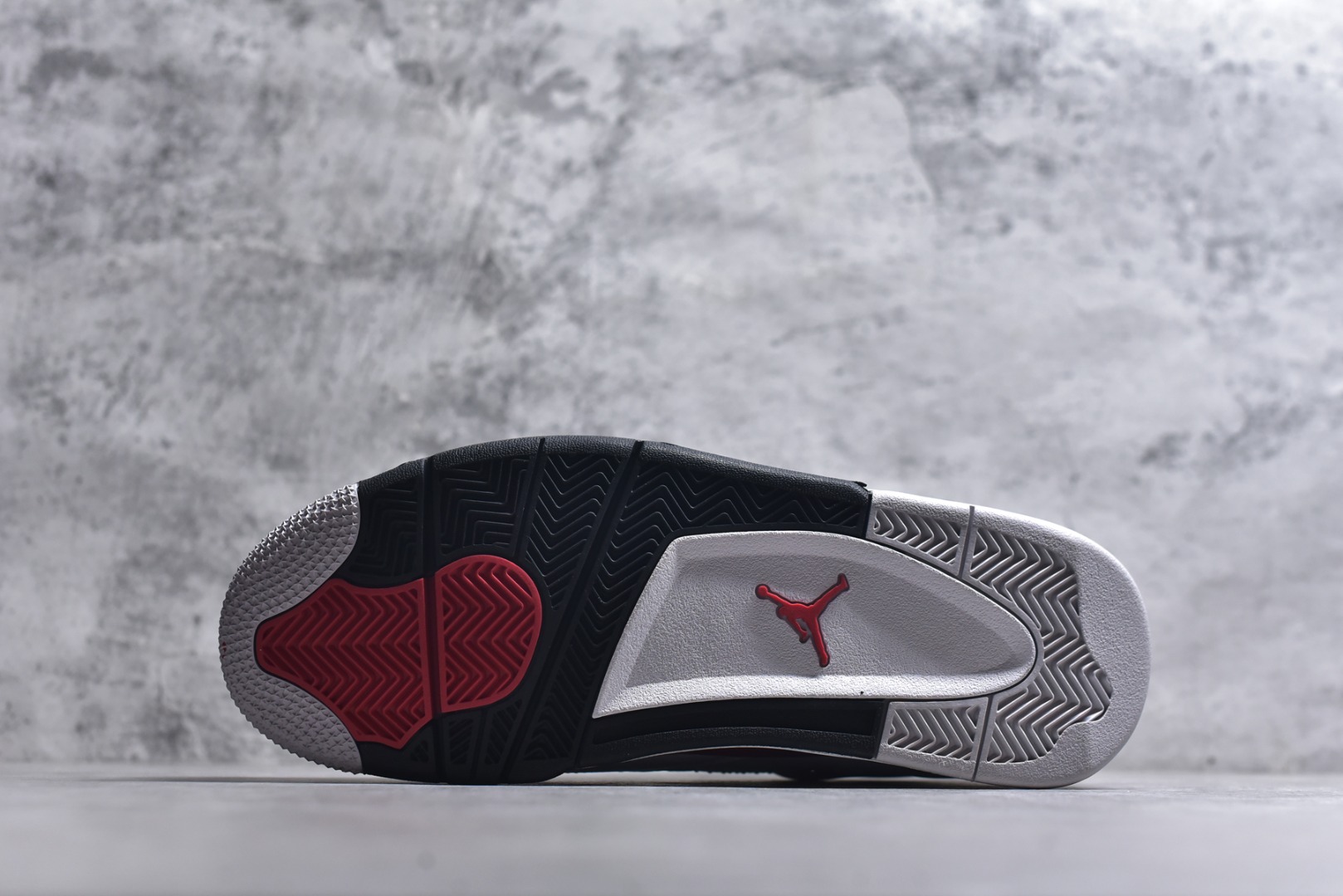 图片[6]-#Air Jordan AJ4 Retro 白黑红 红水泥 DH6927-161 耗时半年巨作 全套原纸板楦头开发 原厂特供皮料加持 确保原汁原味 完美呈现四代版型 一比一鞋头弧度高度鞋身弧度 数据细节工艺流程均保持原鞋一致 原厂TPU网格鞋带扣 正确内里网布 菱角分明不变形无多余毛边 柔软性质感一致于原鞋 原厂织唛标 原厂飞人电绣工艺 尾指中部跳三针 独家绑鞋带手法 印刷中底布 四线拉帮 米色美纹纸贴合固定 进口港宝加持 后跟自然饱满 全鞋荧光划线卡点 追求极致完美 每一双都是工艺品 多重QC质检 超越公司货的品控标准 实实在在的免检产品 尺码：36-48.5-选品中心