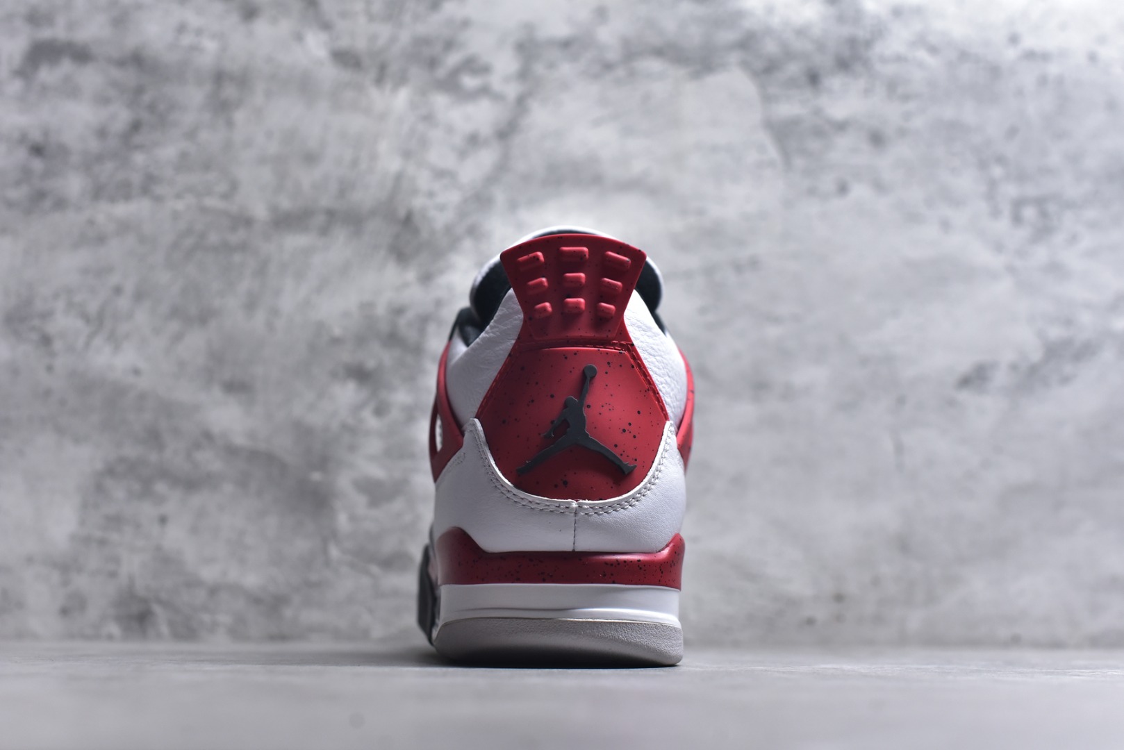 图片[5]-#Air Jordan AJ4 Retro 白黑红 红水泥 DH6927-161 耗时半年巨作 全套原纸板楦头开发 原厂特供皮料加持 确保原汁原味 完美呈现四代版型 一比一鞋头弧度高度鞋身弧度 数据细节工艺流程均保持原鞋一致 原厂TPU网格鞋带扣 正确内里网布 菱角分明不变形无多余毛边 柔软性质感一致于原鞋 原厂织唛标 原厂飞人电绣工艺 尾指中部跳三针 独家绑鞋带手法 印刷中底布 四线拉帮 米色美纹纸贴合固定 进口港宝加持 后跟自然饱满 全鞋荧光划线卡点 追求极致完美 每一双都是工艺品 多重QC质检 超越公司货的品控标准 实实在在的免检产品 尺码：36-48.5-选品中心