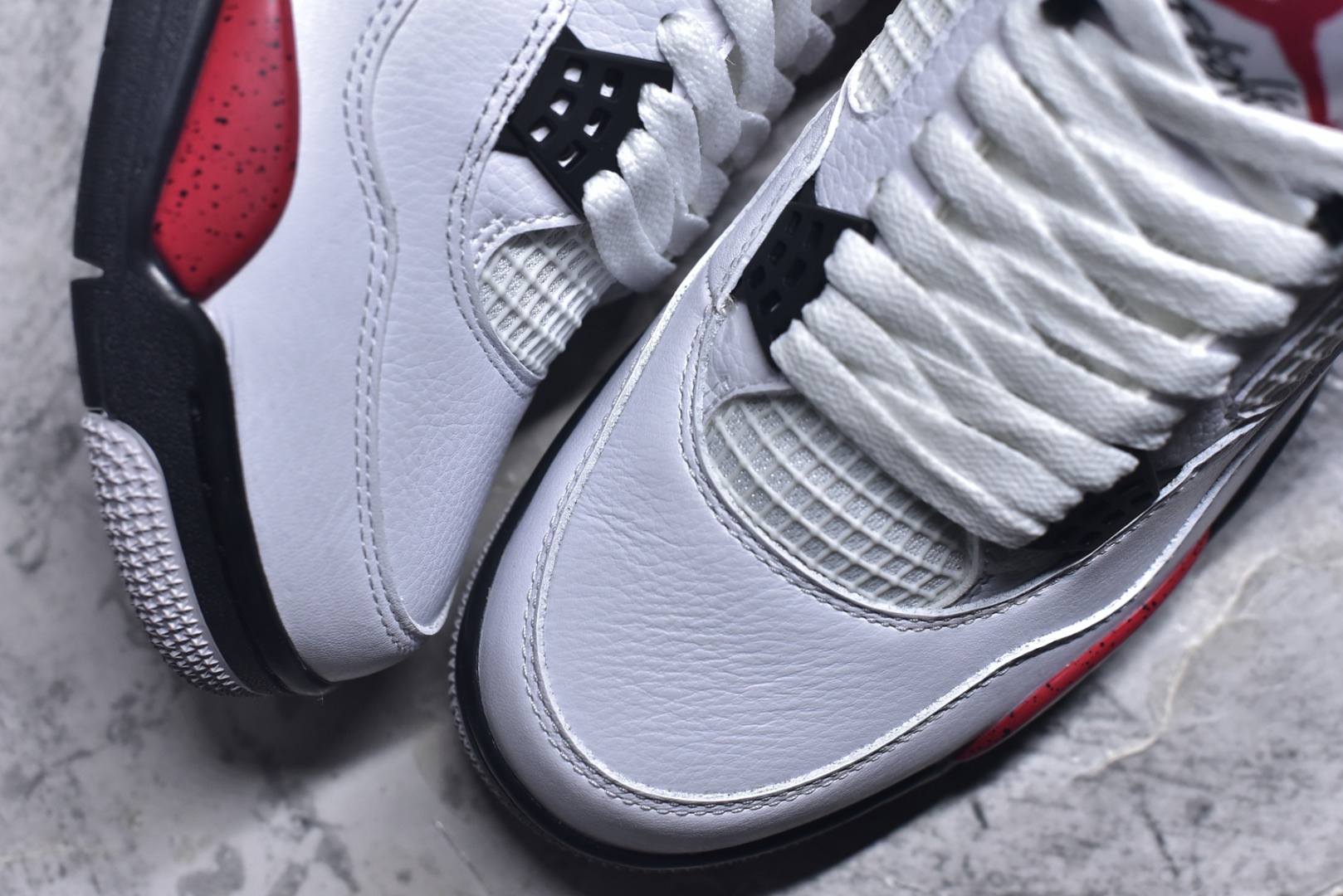 图片[8]-#Air Jordan AJ4 Retro 白黑红 红水泥 DH6927-161 耗时半年巨作 全套原纸板楦头开发 原厂特供皮料加持 确保原汁原味 完美呈现四代版型 一比一鞋头弧度高度鞋身弧度 数据细节工艺流程均保持原鞋一致 原厂TPU网格鞋带扣 正确内里网布 菱角分明不变形无多余毛边 柔软性质感一致于原鞋 原厂织唛标 原厂飞人电绣工艺 尾指中部跳三针 独家绑鞋带手法 印刷中底布 四线拉帮 米色美纹纸贴合固定 进口港宝加持 后跟自然饱满 全鞋荧光划线卡点 追求极致完美 每一双都是工艺品 多重QC质检 超越公司货的品控标准 实实在在的免检产品 尺码：36-48.5-选品中心