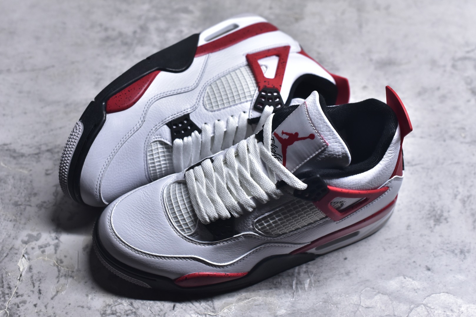 图片[7]-#Air Jordan AJ4 Retro 白黑红 红水泥 DH6927-161 耗时半年巨作 全套原纸板楦头开发 原厂特供皮料加持 确保原汁原味 完美呈现四代版型 一比一鞋头弧度高度鞋身弧度 数据细节工艺流程均保持原鞋一致 原厂TPU网格鞋带扣 正确内里网布 菱角分明不变形无多余毛边 柔软性质感一致于原鞋 原厂织唛标 原厂飞人电绣工艺 尾指中部跳三针 独家绑鞋带手法 印刷中底布 四线拉帮 米色美纹纸贴合固定 进口港宝加持 后跟自然饱满 全鞋荧光划线卡点 追求极致完美 每一双都是工艺品 多重QC质检 超越公司货的品控标准 实实在在的免检产品 尺码：36-48.5-选品中心