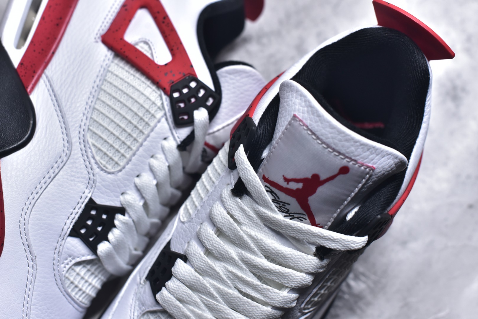 图片[9]-#Air Jordan AJ4 Retro 白黑红 红水泥 DH6927-161 耗时半年巨作 全套原纸板楦头开发 原厂特供皮料加持 确保原汁原味 完美呈现四代版型 一比一鞋头弧度高度鞋身弧度 数据细节工艺流程均保持原鞋一致 原厂TPU网格鞋带扣 正确内里网布 菱角分明不变形无多余毛边 柔软性质感一致于原鞋 原厂织唛标 原厂飞人电绣工艺 尾指中部跳三针 独家绑鞋带手法 印刷中底布 四线拉帮 米色美纹纸贴合固定 进口港宝加持 后跟自然饱满 全鞋荧光划线卡点 追求极致完美 每一双都是工艺品 多重QC质检 超越公司货的品控标准 实实在在的免检产品 尺码：36-48.5-选品中心