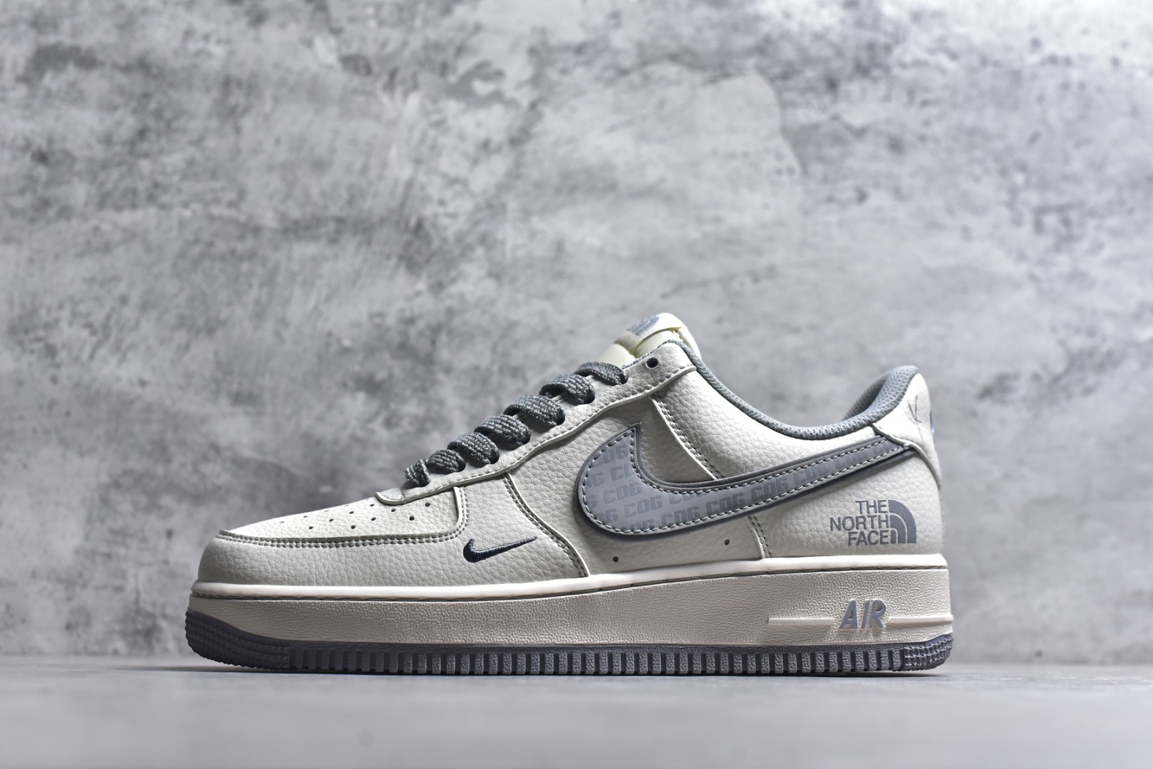 #海外爆款限量发售！公司级Nike Air Force 1 \'07 Low “北面联名——CDG米灰勾”空军一号 高端定制 低帮 运动鞋 休闲鞋 折边针车 工艺难度大 原楦头原纸板 原装鞋盒 定制五金配件 内置全掌气垫 原厂鞋底 货号：HH7518-052 尺码：36 36.5 37.5 38 38.5 39 40 40.5 41 42 42.5 43 44 44.5 45-选品中心