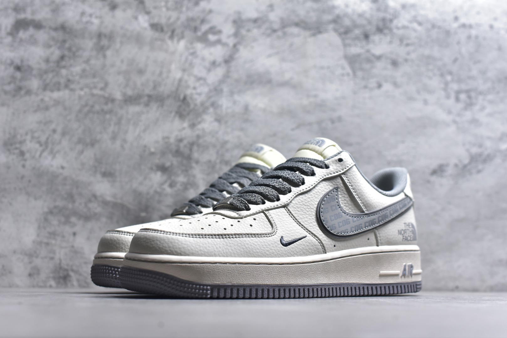 图片[2]-#海外爆款限量发售！公司级Nike Air Force 1 \’07 Low “北面联名——CDG米灰勾”空军一号 高端定制 低帮 运动鞋 休闲鞋 折边针车 工艺难度大 原楦头原纸板 原装鞋盒 定制五金配件 内置全掌气垫 原厂鞋底 货号：HH7518-052 尺码：36 36.5 37.5 38 38.5 39 40 40.5 41 42 42.5 43 44 44.5 45-选品中心