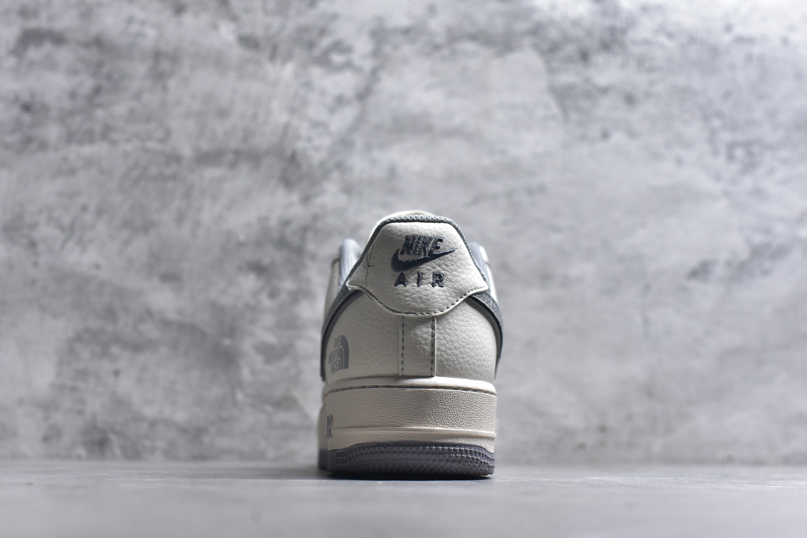 图片[5]-#海外爆款限量发售！公司级Nike Air Force 1 \’07 Low “北面联名——CDG米灰勾”空军一号 高端定制 低帮 运动鞋 休闲鞋 折边针车 工艺难度大 原楦头原纸板 原装鞋盒 定制五金配件 内置全掌气垫 原厂鞋底 货号：HH7518-052 尺码：36 36.5 37.5 38 38.5 39 40 40.5 41 42 42.5 43 44 44.5 45-选品中心