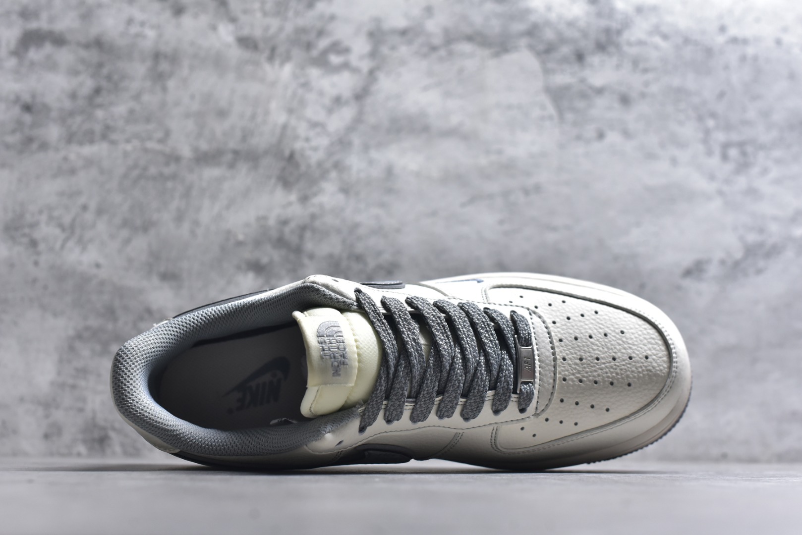 图片[4]-#海外爆款限量发售！公司级Nike Air Force 1 \’07 Low “北面联名——CDG米灰勾”空军一号 高端定制 低帮 运动鞋 休闲鞋 折边针车 工艺难度大 原楦头原纸板 原装鞋盒 定制五金配件 内置全掌气垫 原厂鞋底 货号：HH7518-052 尺码：36 36.5 37.5 38 38.5 39 40 40.5 41 42 42.5 43 44 44.5 45-选品中心