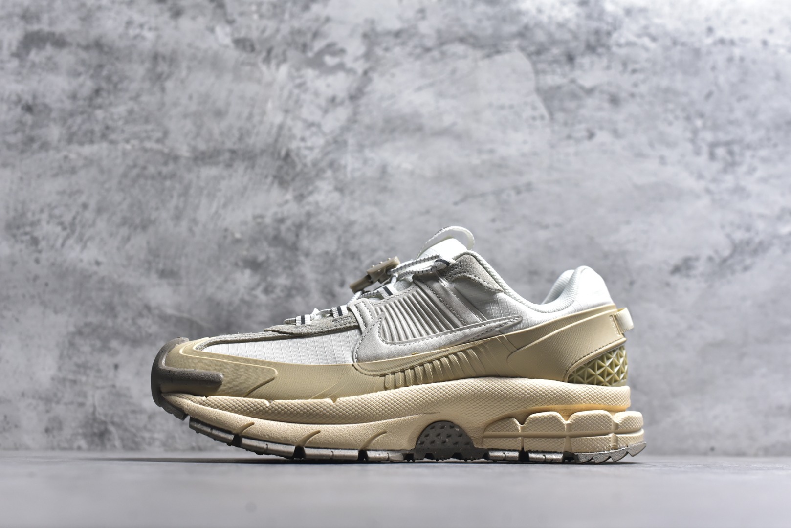 #Nike Zoom Vomero Roam马拉松复古五代休闲运动厚底增高慢跑鞋 采用环保纤维革饰片组合网眼布鞋面材质 升级正确后跟TPU加固 耐弯折热塑框架支撑鞋身 中底搭载EVA轻量缓震。 货号： FV2295-101 尺码：36-45-选品中心