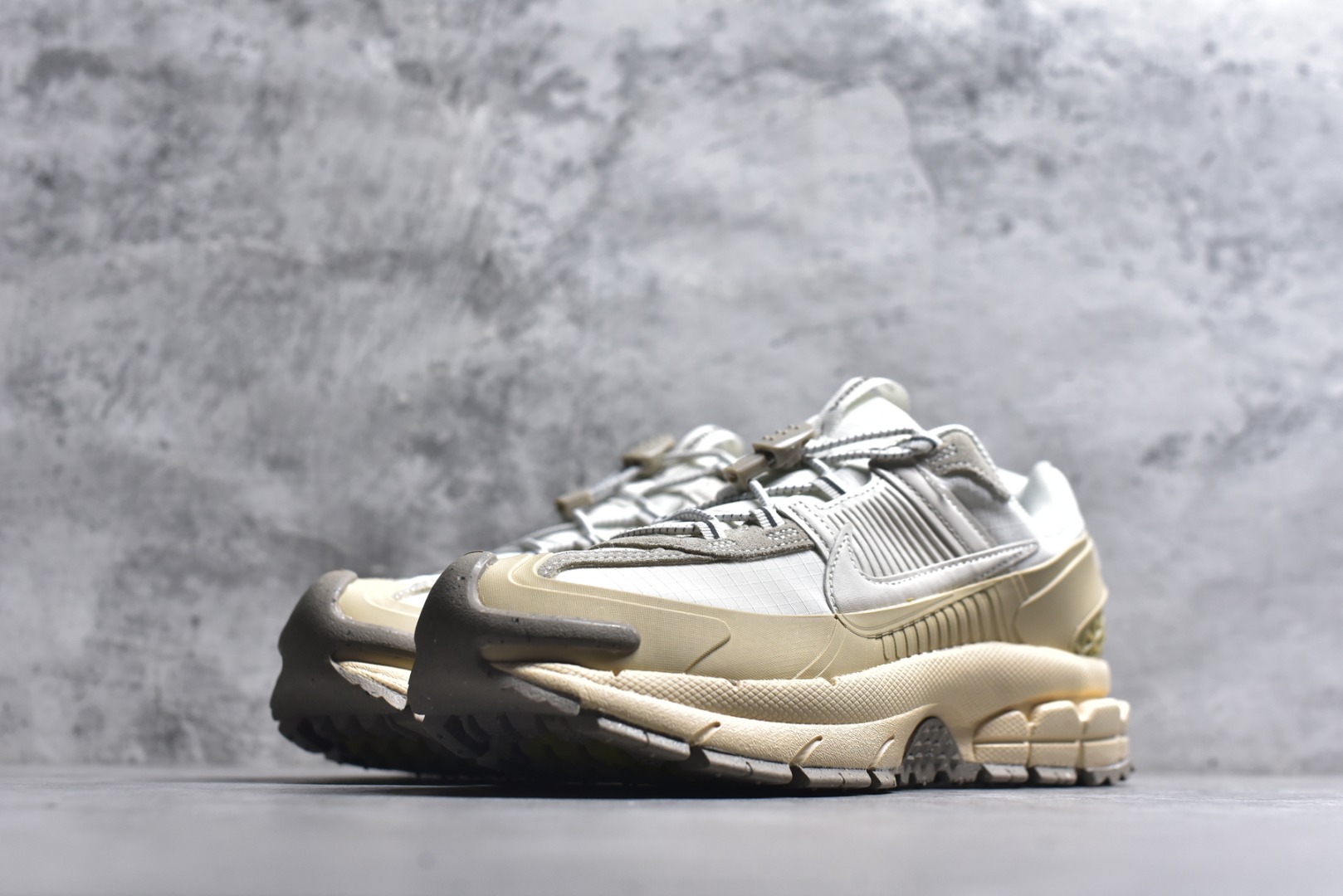 图片[2]-#Nike Zoom Vomero Roam马拉松复古五代休闲运动厚底增高慢跑鞋 采用环保纤维革饰片组合网眼布鞋面材质 升级正确后跟TPU加固 耐弯折热塑框架支撑鞋身 中底搭载EVA轻量缓震。 货号： FV2295-101 尺码：36-45-选品中心