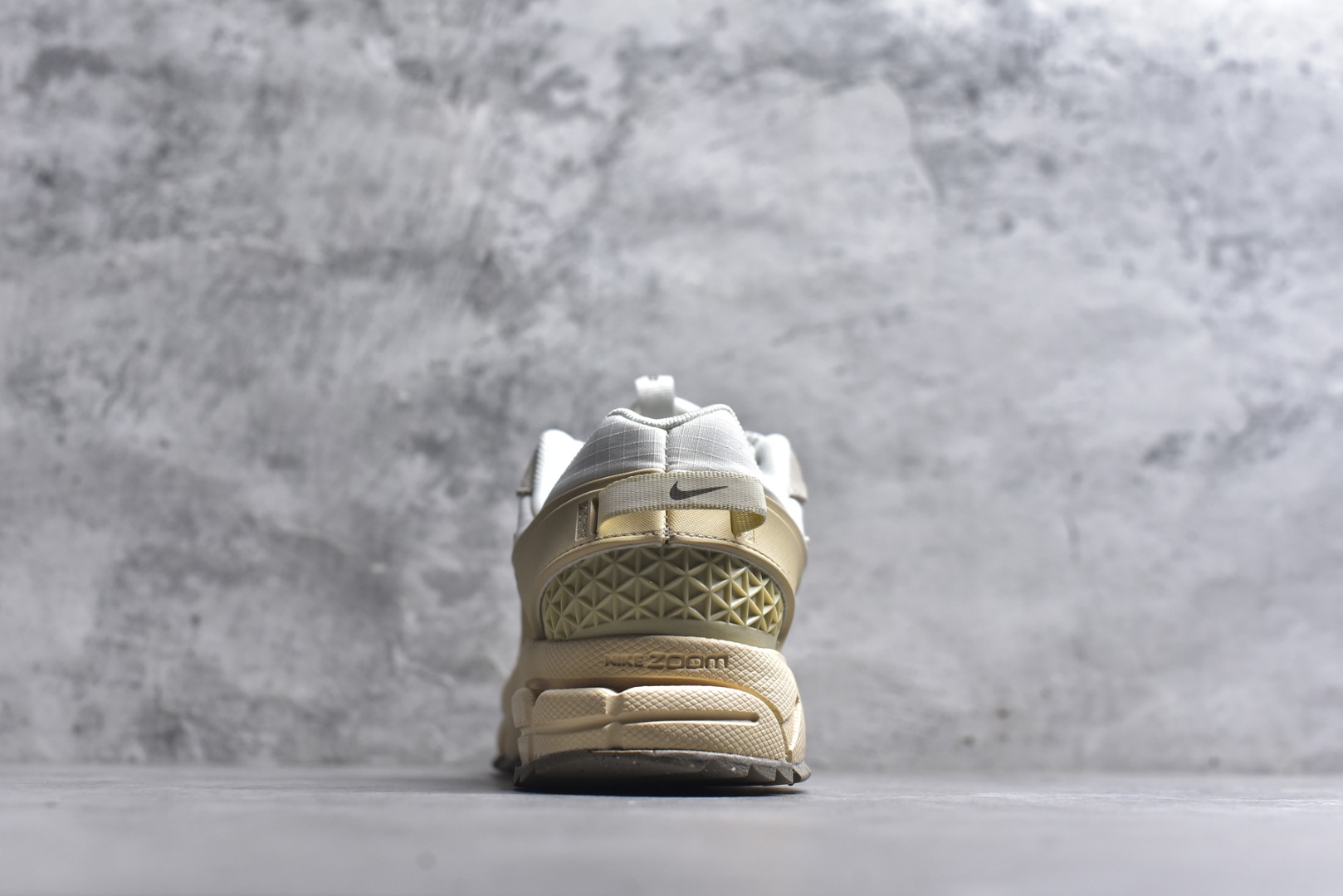 图片[5]-#Nike Zoom Vomero Roam马拉松复古五代休闲运动厚底增高慢跑鞋 采用环保纤维革饰片组合网眼布鞋面材质 升级正确后跟TPU加固 耐弯折热塑框架支撑鞋身 中底搭载EVA轻量缓震。 货号： FV2295-101 尺码：36-45-选品中心