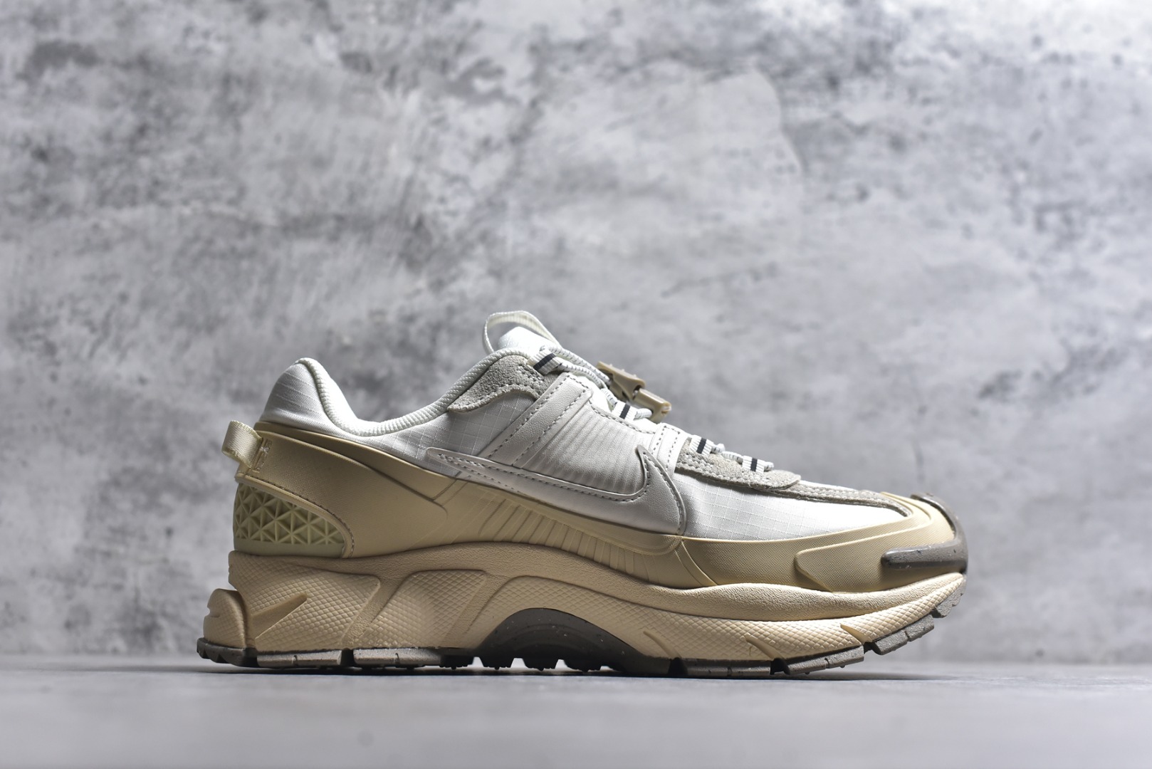 图片[3]-#Nike Zoom Vomero Roam马拉松复古五代休闲运动厚底增高慢跑鞋 采用环保纤维革饰片组合网眼布鞋面材质 升级正确后跟TPU加固 耐弯折热塑框架支撑鞋身 中底搭载EVA轻量缓震。 货号： FV2295-101 尺码：36-45-选品中心