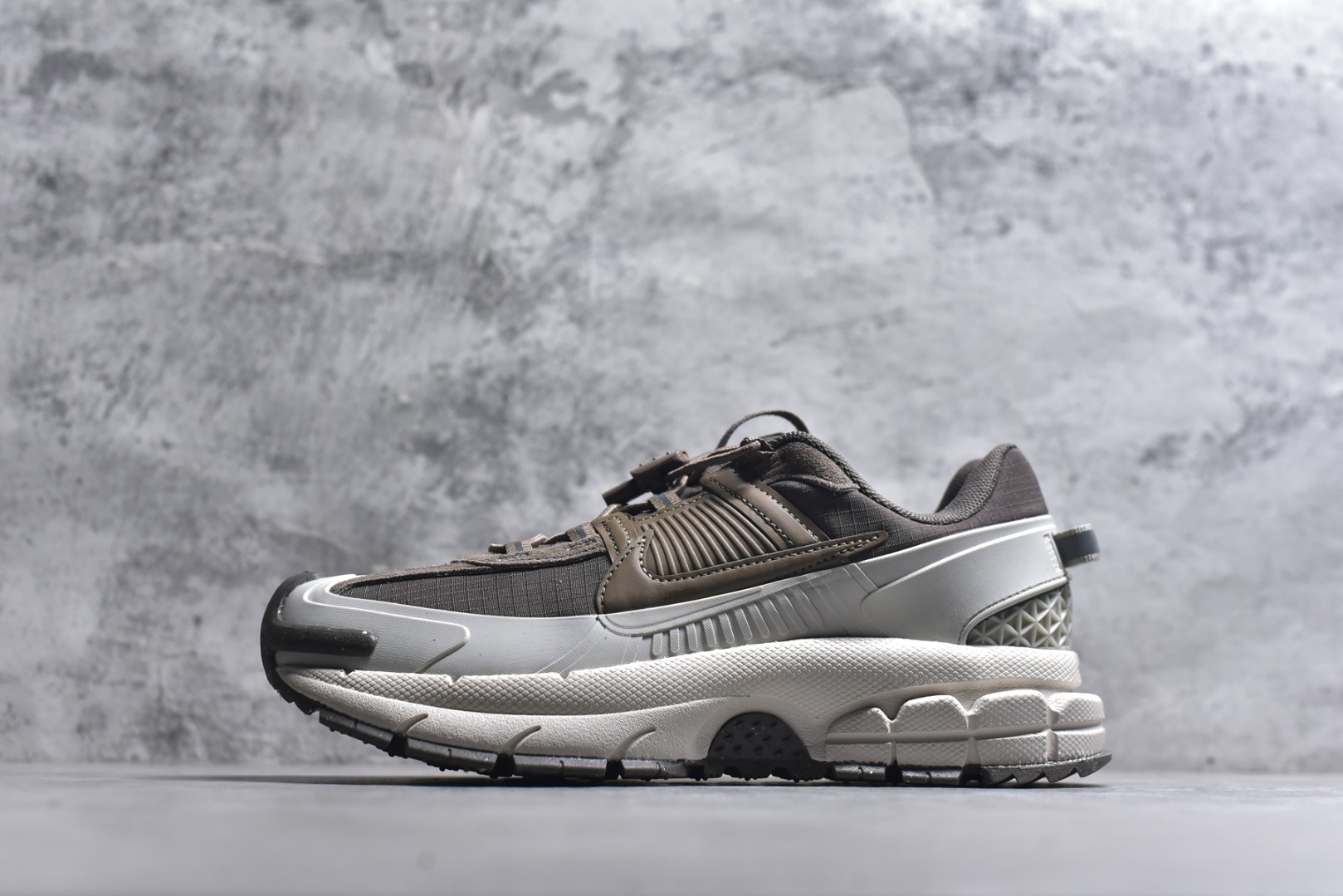 #Nike Zoom Vomero Roam马拉松复古五代休闲运动厚底增高慢跑鞋 采用环保纤维革饰片组合网眼布鞋面材质 升级正确后跟TPU加固 耐弯折热塑框架支撑鞋身 中底搭载EVA轻量缓震。 货号： HQ2181-006 尺码：36-45-选品中心