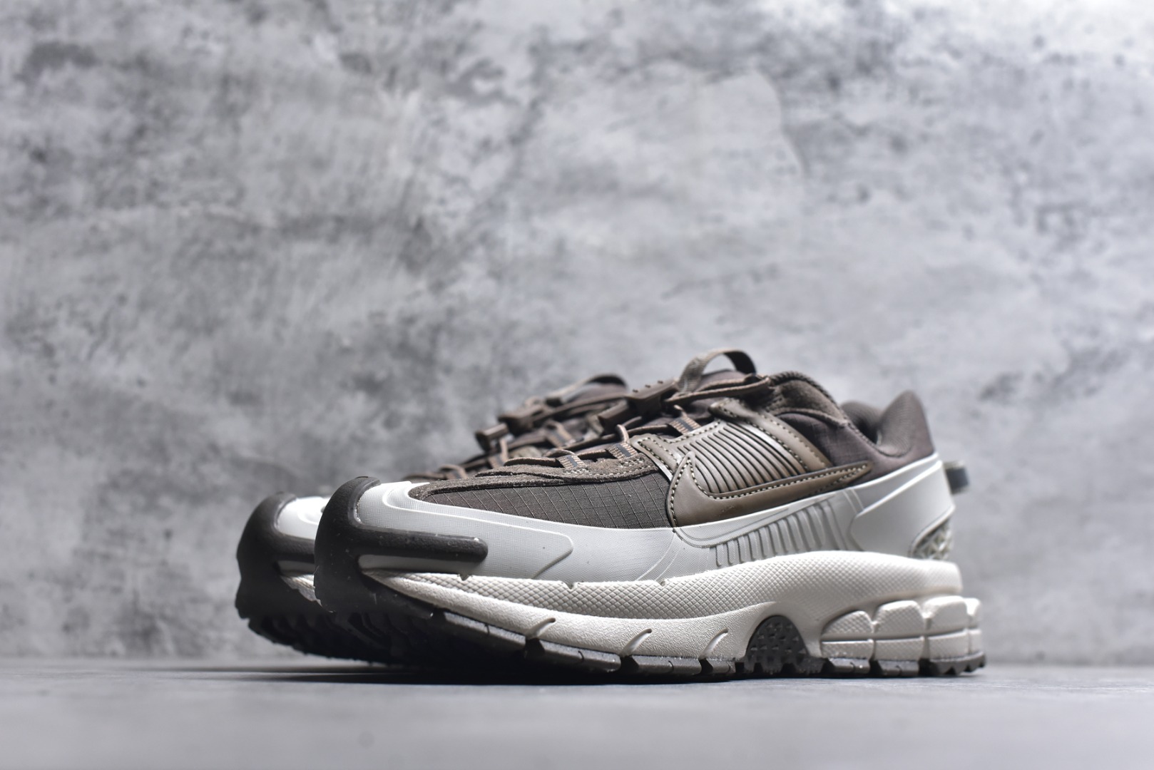 图片[2]-#Nike Zoom Vomero Roam马拉松复古五代休闲运动厚底增高慢跑鞋 采用环保纤维革饰片组合网眼布鞋面材质 升级正确后跟TPU加固 耐弯折热塑框架支撑鞋身 中底搭载EVA轻量缓震。 货号： HQ2181-006 尺码：36-45-选品中心