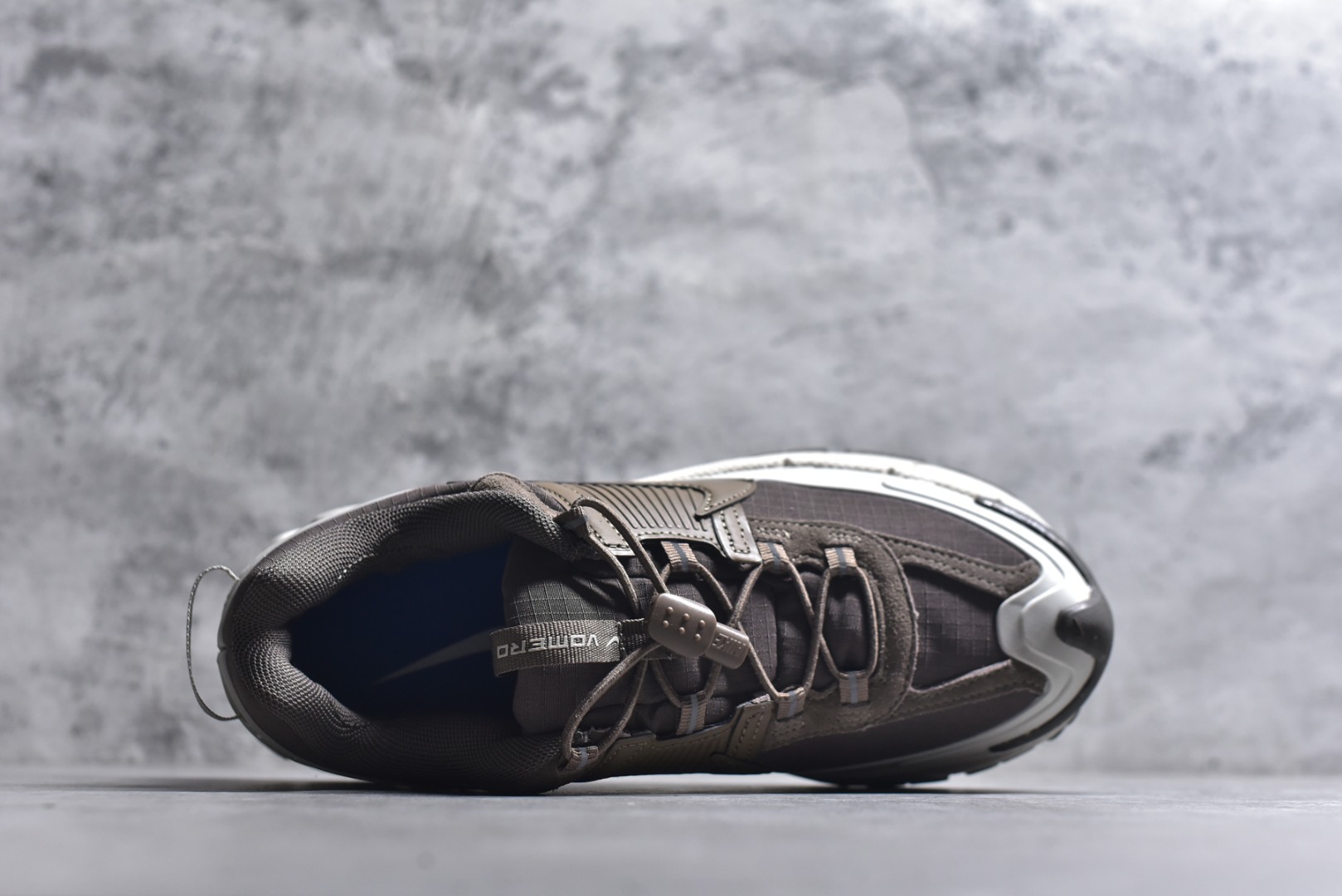 图片[4]-#Nike Zoom Vomero Roam马拉松复古五代休闲运动厚底增高慢跑鞋 采用环保纤维革饰片组合网眼布鞋面材质 升级正确后跟TPU加固 耐弯折热塑框架支撑鞋身 中底搭载EVA轻量缓震。 货号： HQ2181-006 尺码：36-45-选品中心