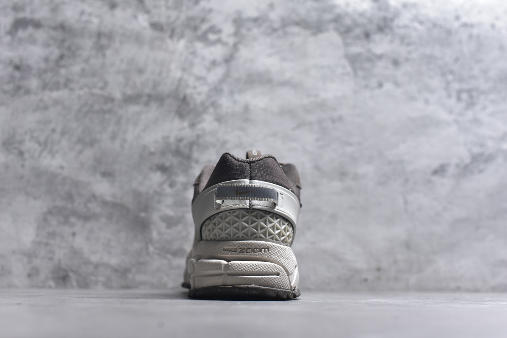 图片[5]-#Nike Zoom Vomero Roam马拉松复古五代休闲运动厚底增高慢跑鞋 采用环保纤维革饰片组合网眼布鞋面材质 升级正确后跟TPU加固 耐弯折热塑框架支撑鞋身 中底搭载EVA轻量缓震。 货号： HQ2181-006 尺码：36-45-选品中心