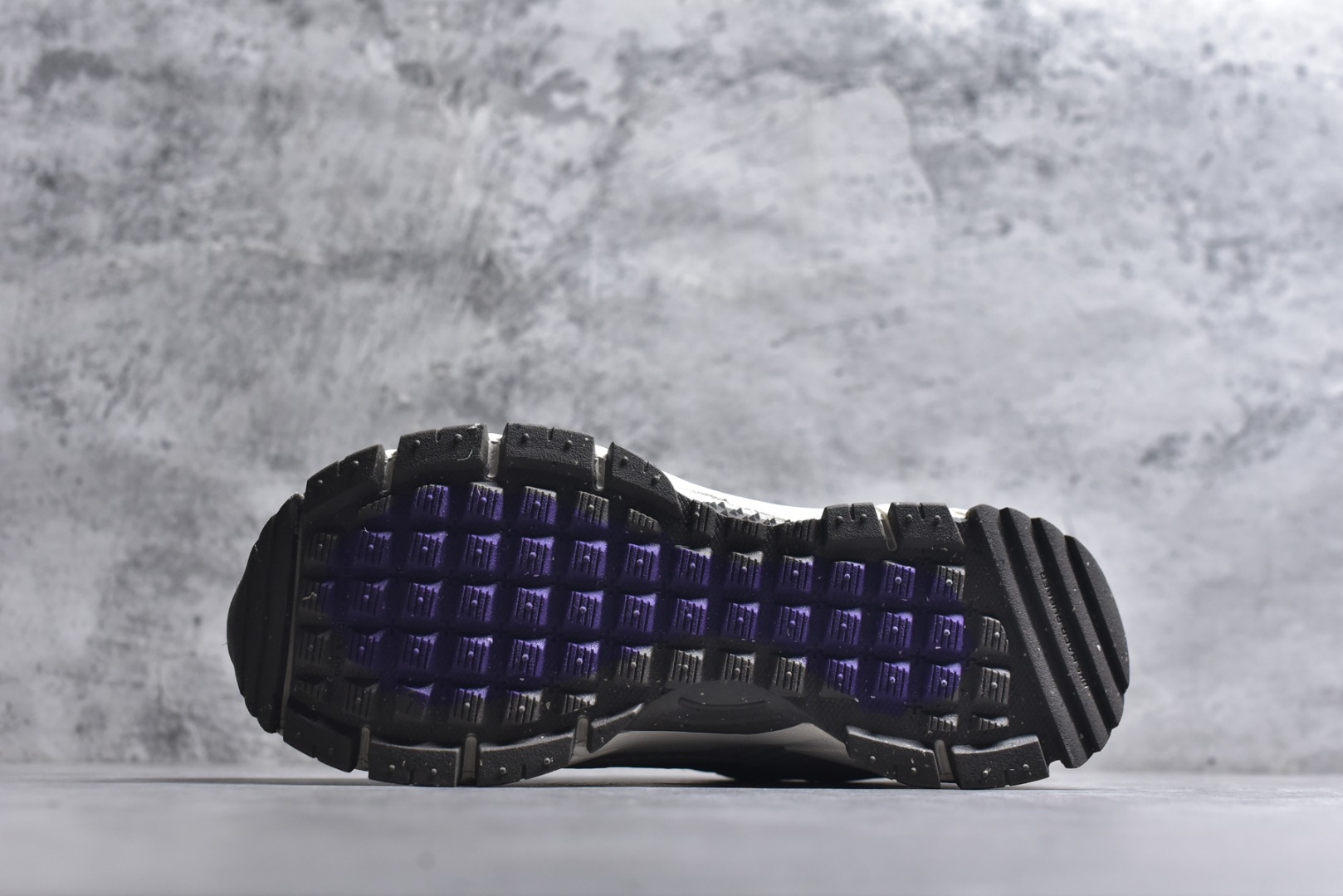 图片[6]-#Nike Zoom Vomero Roam马拉松复古五代休闲运动厚底增高慢跑鞋 采用环保纤维革饰片组合网眼布鞋面材质 升级正确后跟TPU加固 耐弯折热塑框架支撑鞋身 中底搭载EVA轻量缓震。 货号： HQ2181-006 尺码：36-45-选品中心