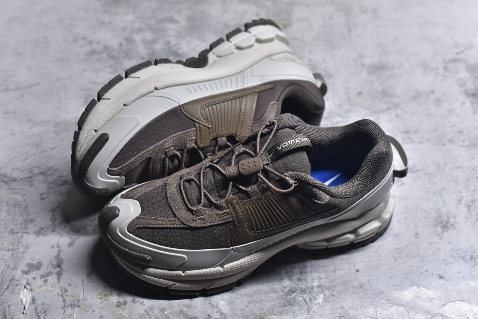 图片[7]-#Nike Zoom Vomero Roam马拉松复古五代休闲运动厚底增高慢跑鞋 采用环保纤维革饰片组合网眼布鞋面材质 升级正确后跟TPU加固 耐弯折热塑框架支撑鞋身 中底搭载EVA轻量缓震。 货号： HQ2181-006 尺码：36-45-选品中心