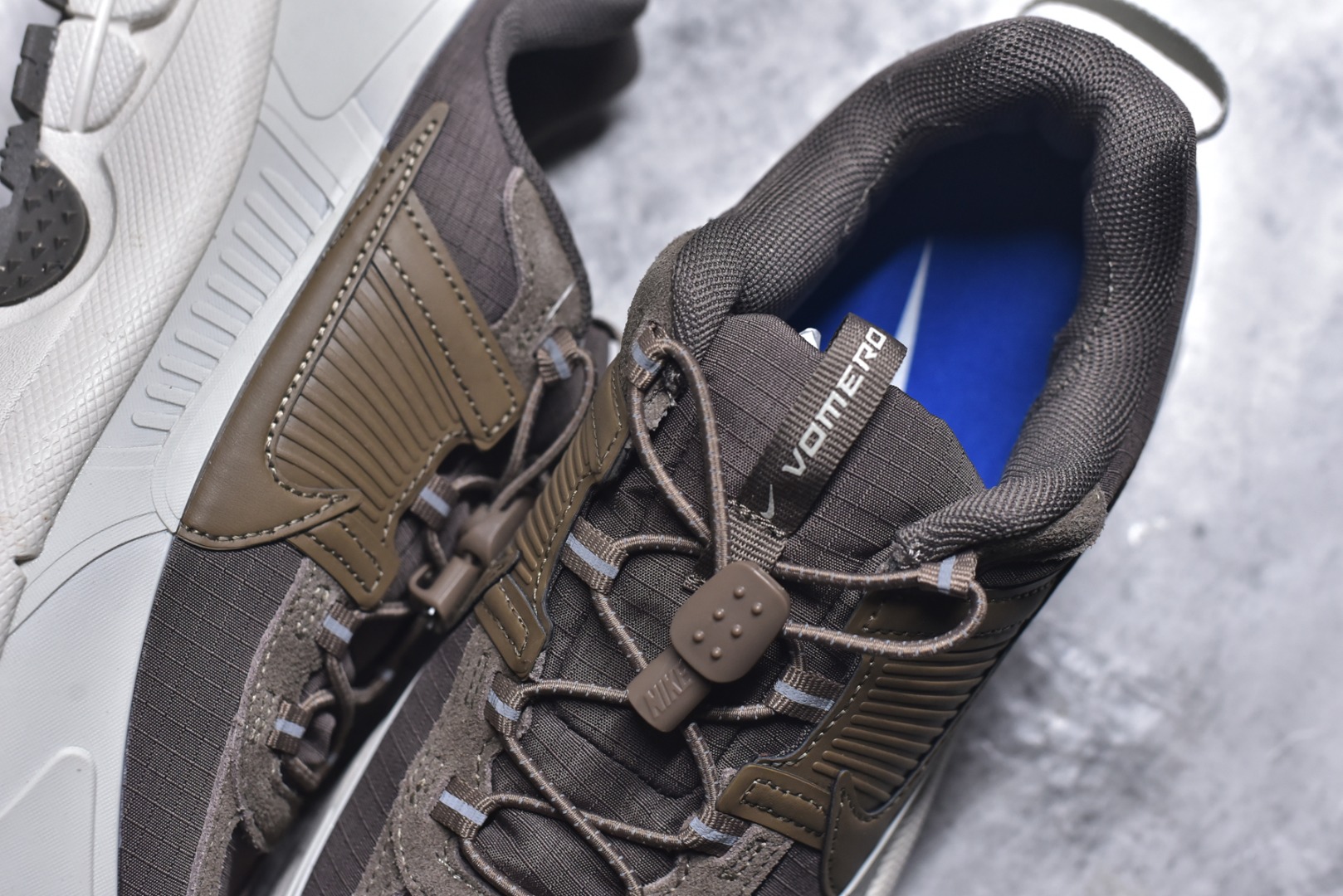 图片[9]-#Nike Zoom Vomero Roam马拉松复古五代休闲运动厚底增高慢跑鞋 采用环保纤维革饰片组合网眼布鞋面材质 升级正确后跟TPU加固 耐弯折热塑框架支撑鞋身 中底搭载EVA轻量缓震。 货号： HQ2181-006 尺码：36-45-选品中心