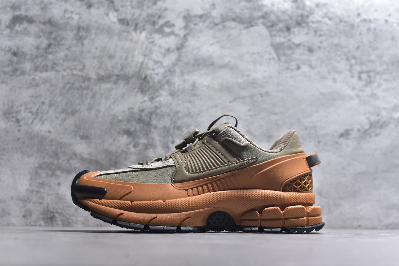 #Nike Zoom Vomero Roam马拉松复古五代休闲运动厚底增高慢跑鞋 采用环保纤维革饰片组合网眼布鞋面材质 升级正确后跟TPU加固 耐弯折热塑框架支撑鞋身 中底搭载EVA轻量缓震。 货号： HQ2181-200 尺码：36-45-选品中心