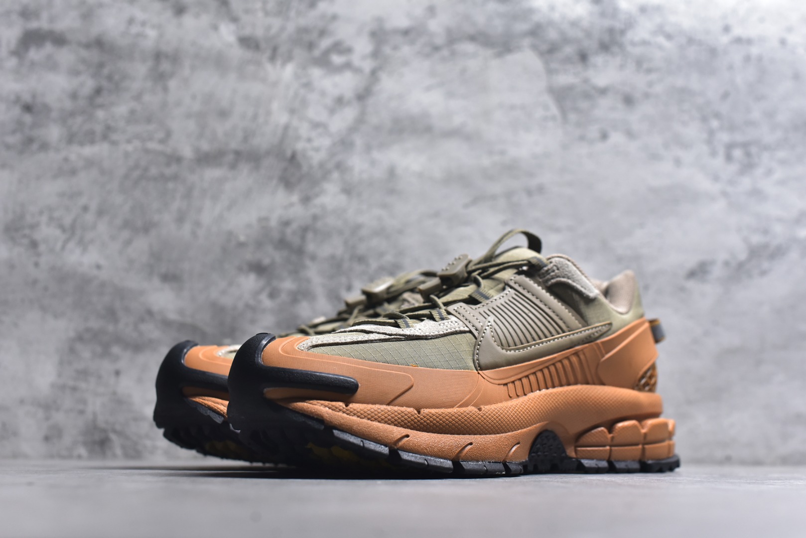 图片[2]-#Nike Zoom Vomero Roam马拉松复古五代休闲运动厚底增高慢跑鞋 采用环保纤维革饰片组合网眼布鞋面材质 升级正确后跟TPU加固 耐弯折热塑框架支撑鞋身 中底搭载EVA轻量缓震。 货号： HQ2181-200 尺码：36-45-选品中心