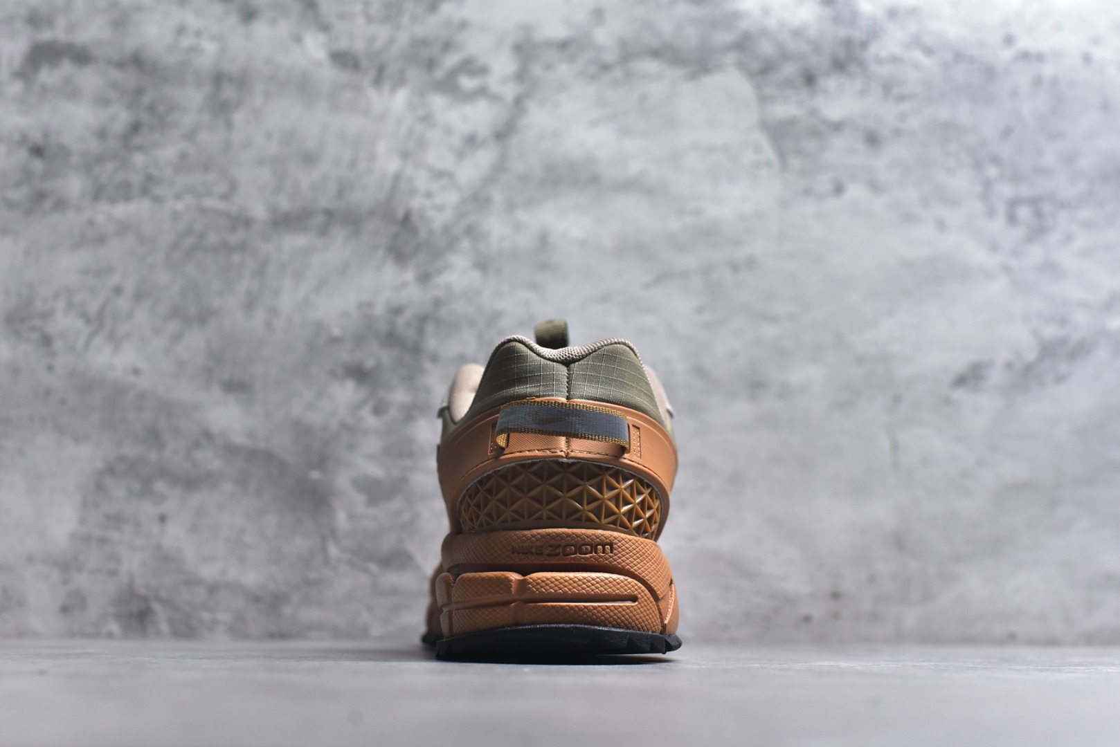 图片[5]-#Nike Zoom Vomero Roam马拉松复古五代休闲运动厚底增高慢跑鞋 采用环保纤维革饰片组合网眼布鞋面材质 升级正确后跟TPU加固 耐弯折热塑框架支撑鞋身 中底搭载EVA轻量缓震。 货号： HQ2181-200 尺码：36-45-选品中心