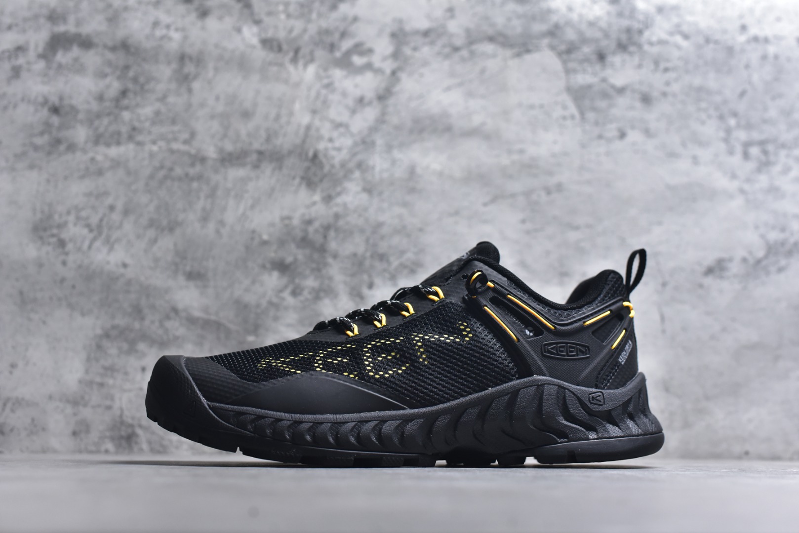 #KEEN科恩 NXIS EVO WP 户外运动低帮防水透气徒步鞋 黑金 货号：1025910 尺码：36-44-选品中心