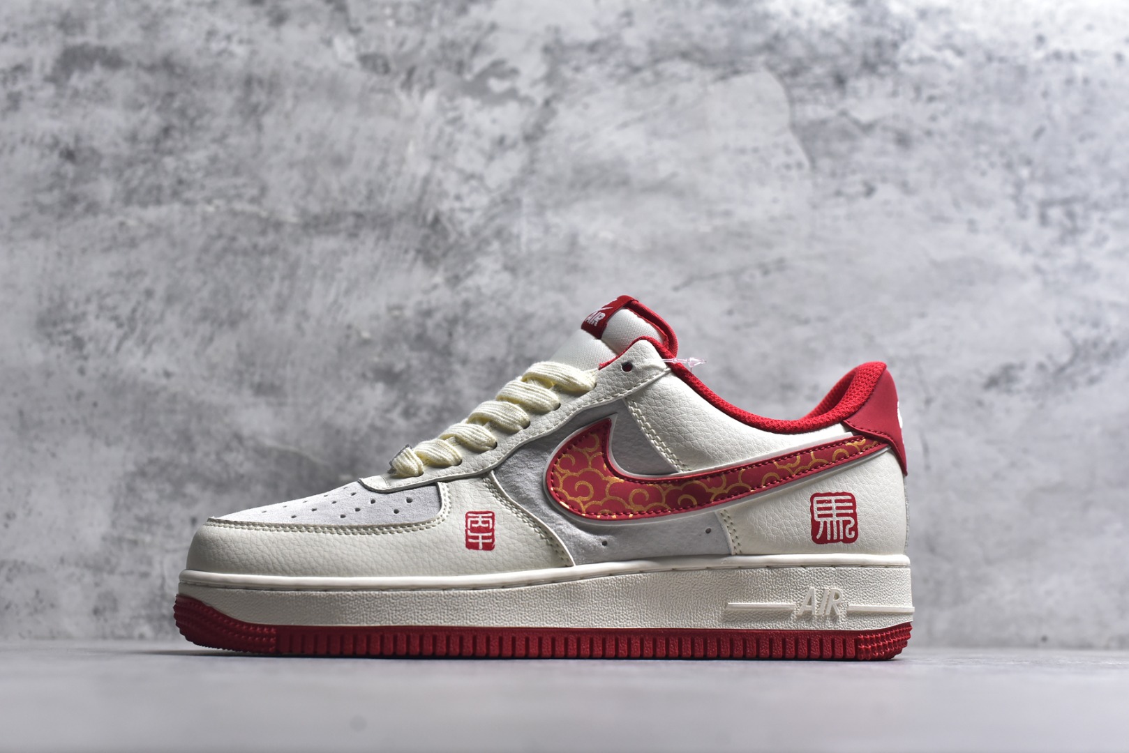 #🐎2026马年开运神鞋！Nike Air Force 1 红金国风炸街款🐎 当经典AF1遇上马年生肖国风设计，红白主调碰撞金纹祥云图腾，鞋身的“马”字印章与生肖元素拉满新年仪式感，这双鞋直接把「新年开运+街头潮范」焊在脚面！ 货号：HT5088-613 尺码：36 36.5 37.5 38 38.5 39 40 40.5 41 42 42.5 43 44 44.5 45-选品中心
