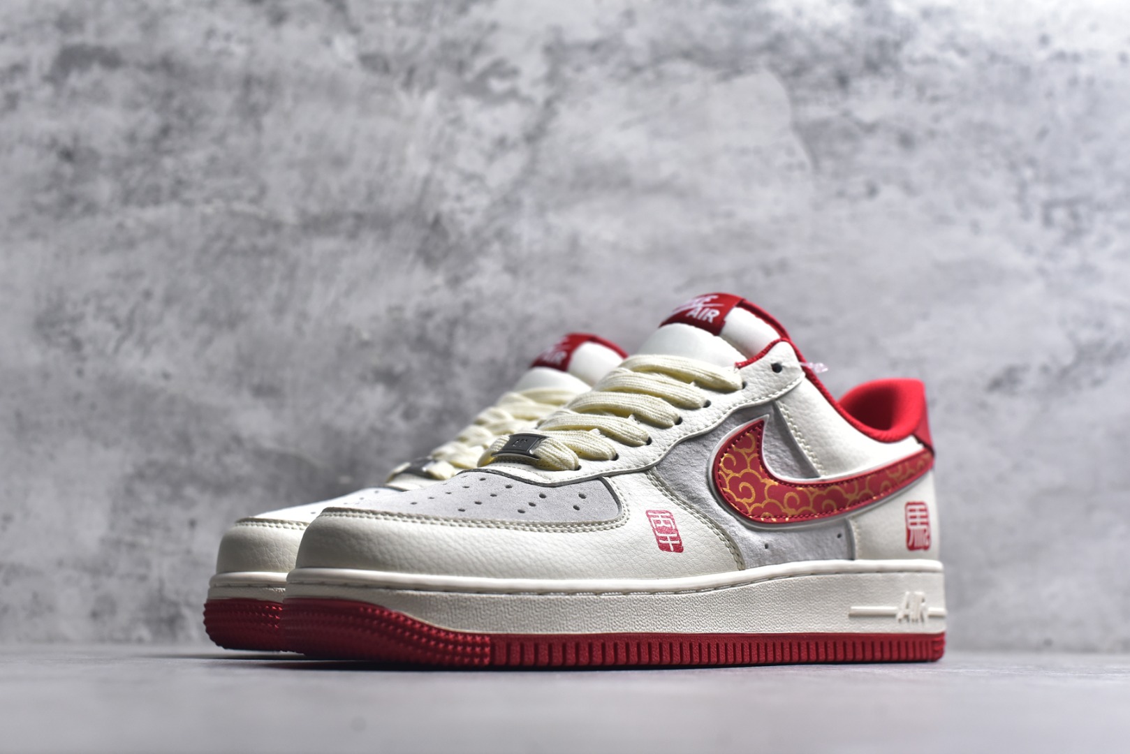 图片[2]-#🐎2026马年开运神鞋！Nike Air Force 1 红金国风炸街款🐎 当经典AF1遇上马年生肖国风设计，红白主调碰撞金纹祥云图腾，鞋身的“马”字印章与生肖元素拉满新年仪式感，这双鞋直接把「新年开运+街头潮范」焊在脚面！ 货号：HT5088-613 尺码：36 36.5 37.5 38 38.5 39 40 40.5 41 42 42.5 43 44 44.5 45-选品中心