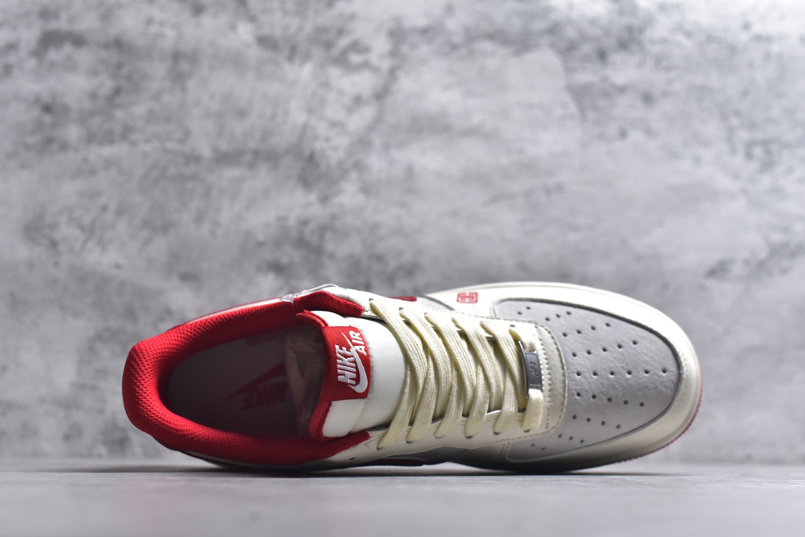 图片[4]-#🐎2026马年开运神鞋！Nike Air Force 1 红金国风炸街款🐎 当经典AF1遇上马年生肖国风设计，红白主调碰撞金纹祥云图腾，鞋身的“马”字印章与生肖元素拉满新年仪式感，这双鞋直接把「新年开运+街头潮范」焊在脚面！ 货号：HT5088-613 尺码：36 36.5 37.5 38 38.5 39 40 40.5 41 42 42.5 43 44 44.5 45-选品中心