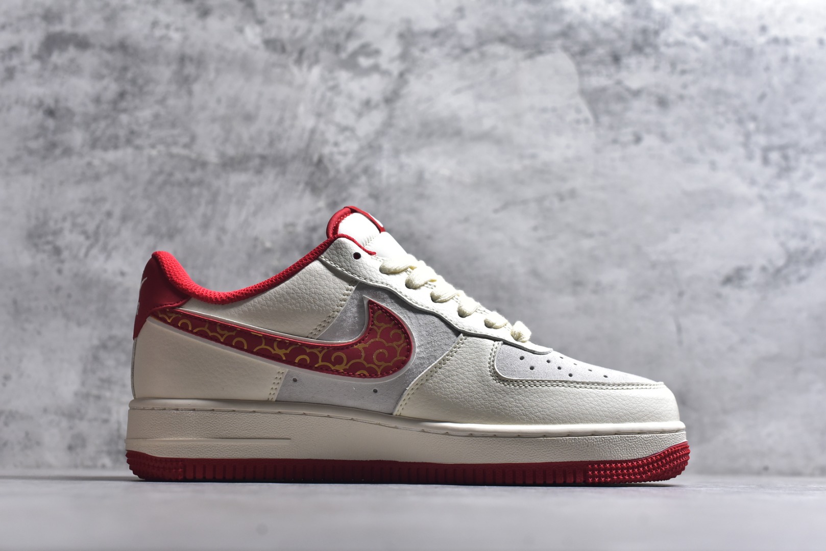图片[3]-#🐎2026马年开运神鞋！Nike Air Force 1 红金国风炸街款🐎 当经典AF1遇上马年生肖国风设计，红白主调碰撞金纹祥云图腾，鞋身的“马”字印章与生肖元素拉满新年仪式感，这双鞋直接把「新年开运+街头潮范」焊在脚面！ 货号：HT5088-613 尺码：36 36.5 37.5 38 38.5 39 40 40.5 41 42 42.5 43 44 44.5 45-选品中心