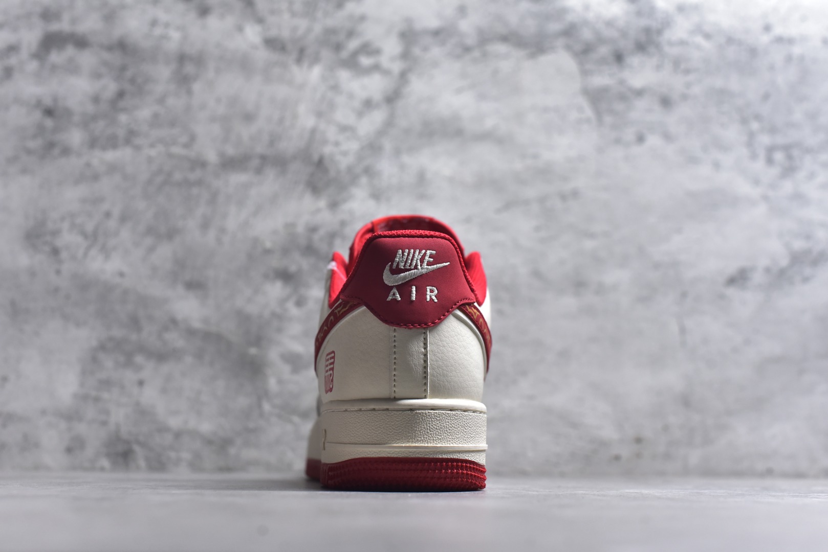 图片[5]-#🐎2026马年开运神鞋！Nike Air Force 1 红金国风炸街款🐎 当经典AF1遇上马年生肖国风设计，红白主调碰撞金纹祥云图腾，鞋身的“马”字印章与生肖元素拉满新年仪式感，这双鞋直接把「新年开运+街头潮范」焊在脚面！ 货号：HT5088-613 尺码：36 36.5 37.5 38 38.5 39 40 40.5 41 42 42.5 43 44 44.5 45-选品中心