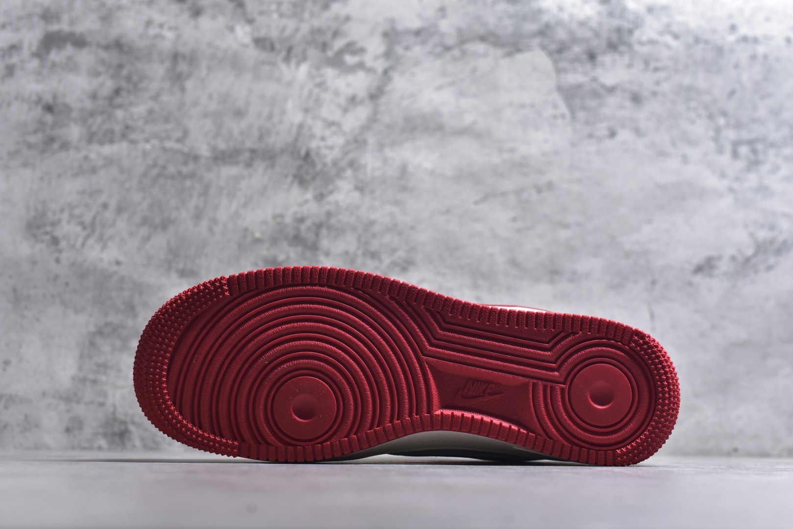 图片[6]-#🐎2026马年开运神鞋！Nike Air Force 1 红金国风炸街款🐎 当经典AF1遇上马年生肖国风设计，红白主调碰撞金纹祥云图腾，鞋身的“马”字印章与生肖元素拉满新年仪式感，这双鞋直接把「新年开运+街头潮范」焊在脚面！ 货号：HT5088-613 尺码：36 36.5 37.5 38 38.5 39 40 40.5 41 42 42.5 43 44 44.5 45-选品中心