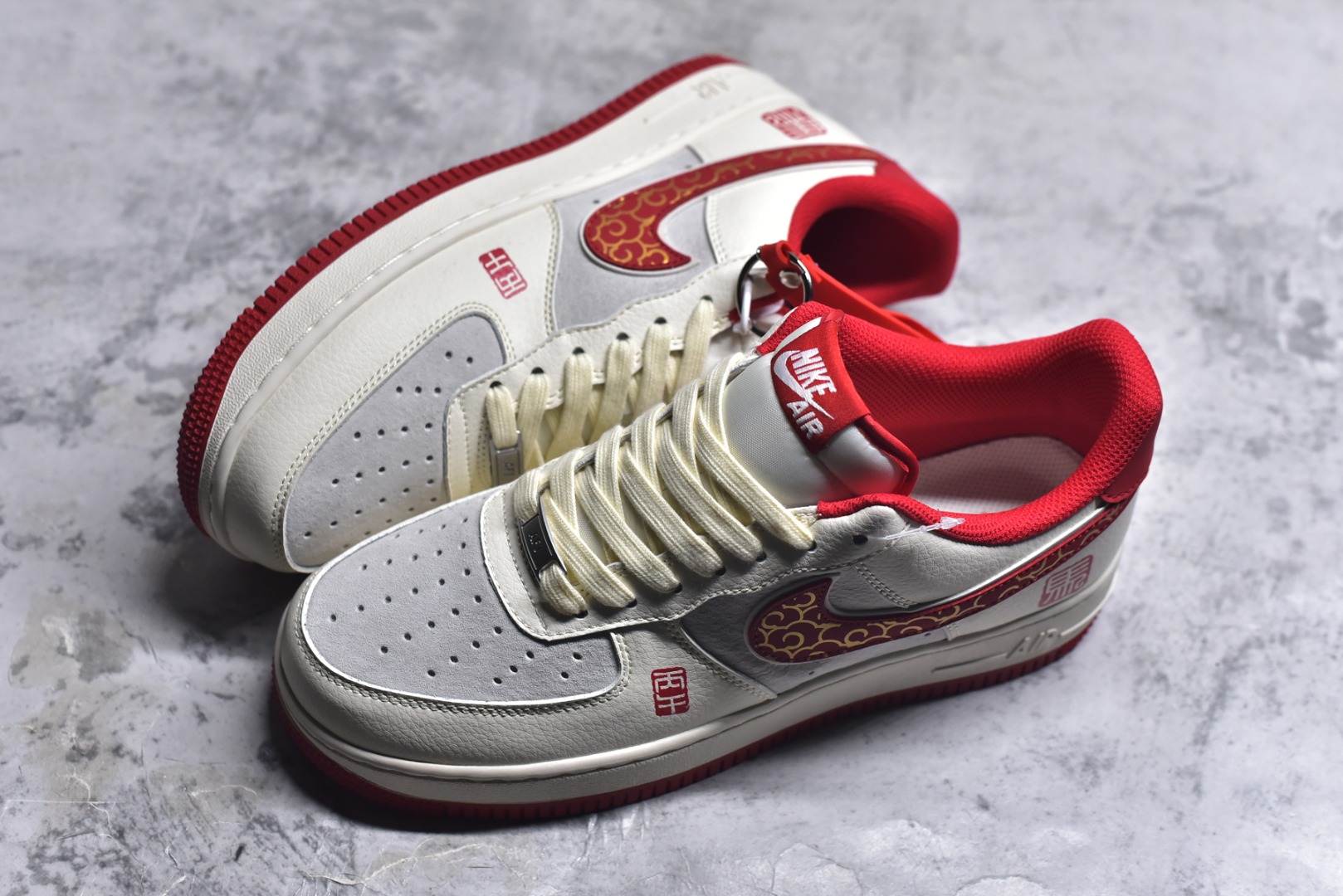 图片[7]-#🐎2026马年开运神鞋！Nike Air Force 1 红金国风炸街款🐎 当经典AF1遇上马年生肖国风设计，红白主调碰撞金纹祥云图腾，鞋身的“马”字印章与生肖元素拉满新年仪式感，这双鞋直接把「新年开运+街头潮范」焊在脚面！ 货号：HT5088-613 尺码：36 36.5 37.5 38 38.5 39 40 40.5 41 42 42.5 43 44 44.5 45-选品中心