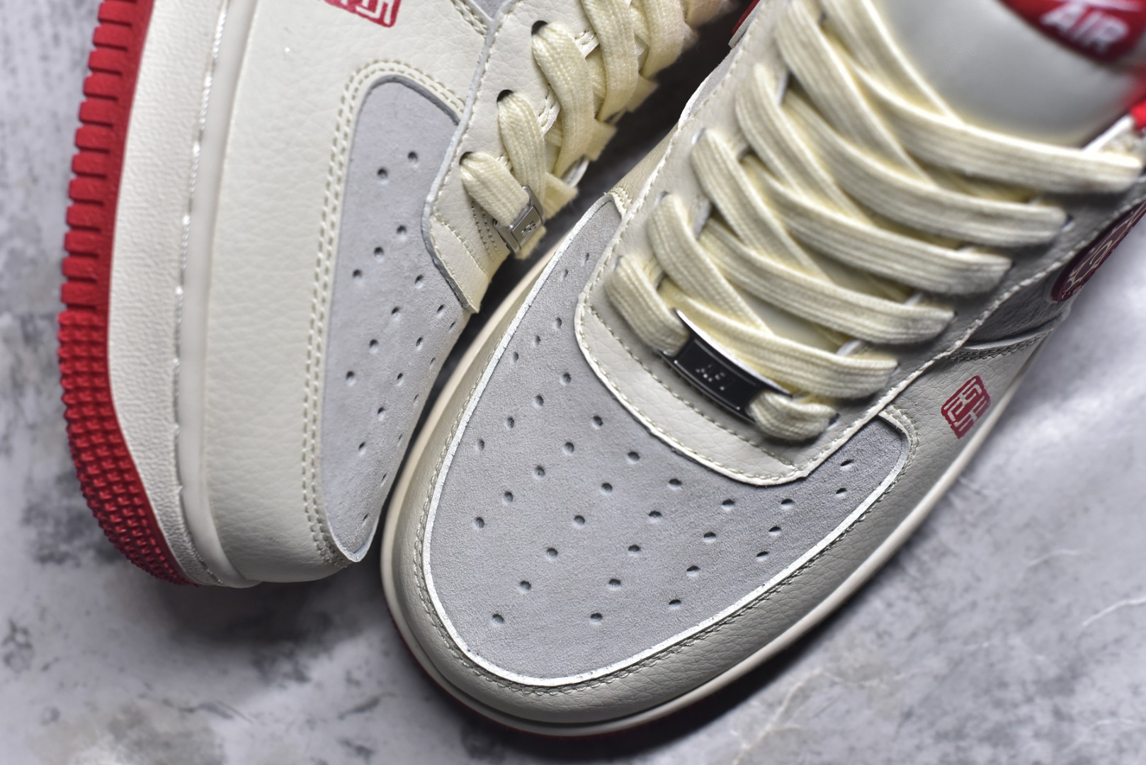 图片[8]-#🐎2026马年开运神鞋！Nike Air Force 1 红金国风炸街款🐎 当经典AF1遇上马年生肖国风设计，红白主调碰撞金纹祥云图腾，鞋身的“马”字印章与生肖元素拉满新年仪式感，这双鞋直接把「新年开运+街头潮范」焊在脚面！ 货号：HT5088-613 尺码：36 36.5 37.5 38 38.5 39 40 40.5 41 42 42.5 43 44 44.5 45-选品中心