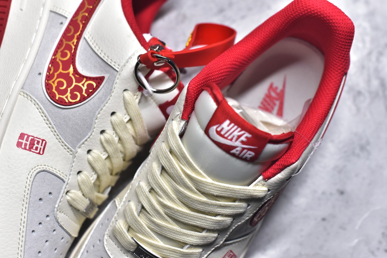 图片[9]-#🐎2026马年开运神鞋！Nike Air Force 1 红金国风炸街款🐎 当经典AF1遇上马年生肖国风设计，红白主调碰撞金纹祥云图腾，鞋身的“马”字印章与生肖元素拉满新年仪式感，这双鞋直接把「新年开运+街头潮范」焊在脚面！ 货号：HT5088-613 尺码：36 36.5 37.5 38 38.5 39 40 40.5 41 42 42.5 43 44 44.5 45-选品中心