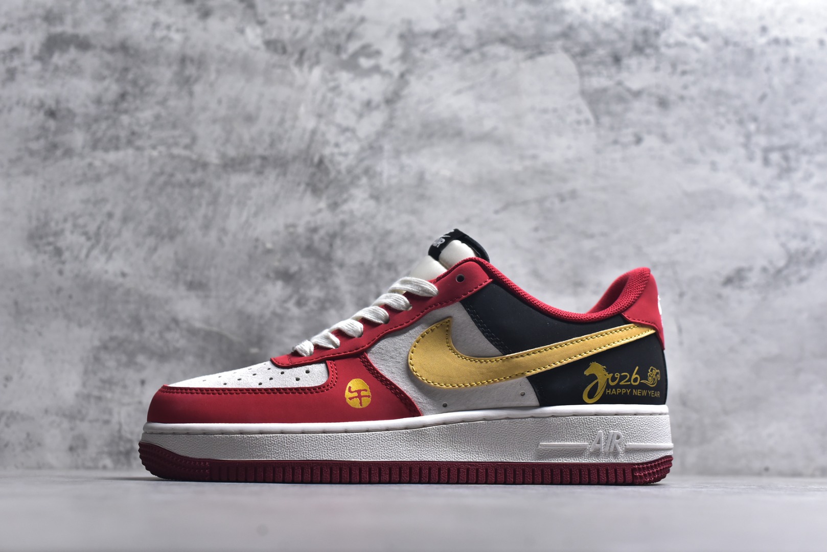 #🐎2026马年限定款Nike Air Force 1 炸街来袭！红黑金撞色搭配鎏金Swoosh，鞋身烫金“2026”字样+立体马形挂饰，生肖主题细节拉满。经典AF1气垫中底脚感软糯，专属编码款稀缺典藏，新年上脚既藏国风年味，又稳站街头潮范C位！ 货号：JP2026-139 尺码：36 36.5 37.5 38 38.5 39 40 40.5 41 42 42.5 43 44 44.5 45-选品中心