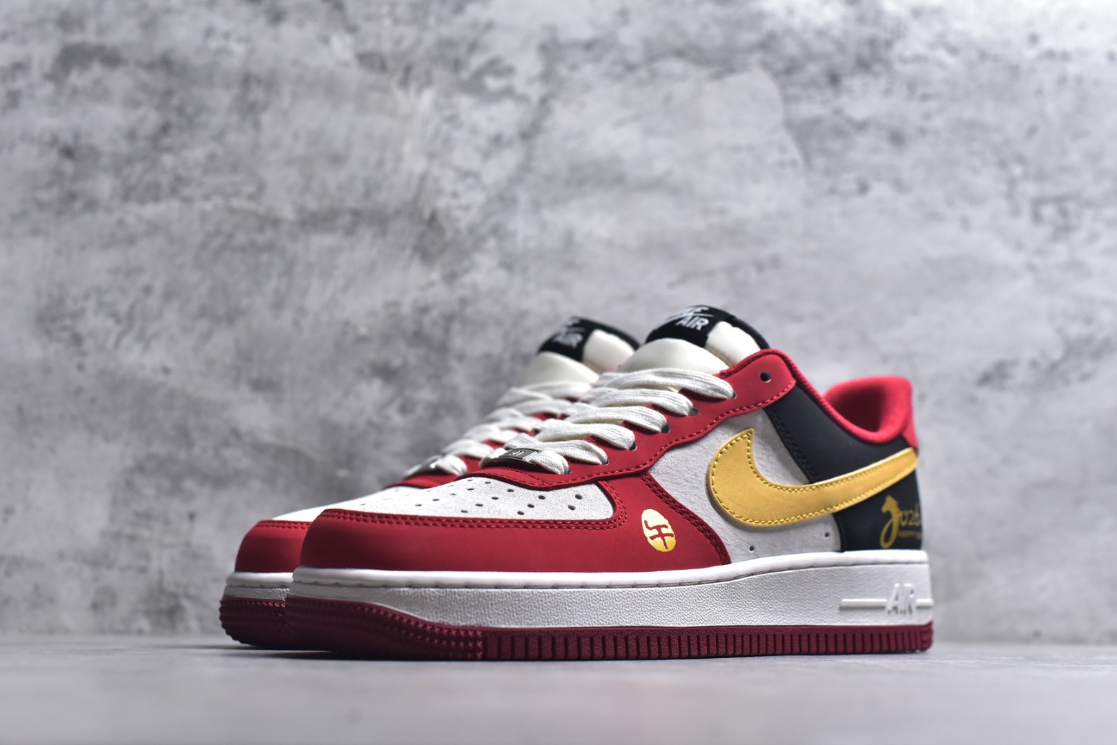 图片[2]-#🐎2026马年限定款Nike Air Force 1 炸街来袭！红黑金撞色搭配鎏金Swoosh，鞋身烫金“2026”字样+立体马形挂饰，生肖主题细节拉满。经典AF1气垫中底脚感软糯，专属编码款稀缺典藏，新年上脚既藏国风年味，又稳站街头潮范C位！ 货号：JP2026-139 尺码：36 36.5 37.5 38 38.5 39 40 40.5 41 42 42.5 43 44 44.5 45-选品中心