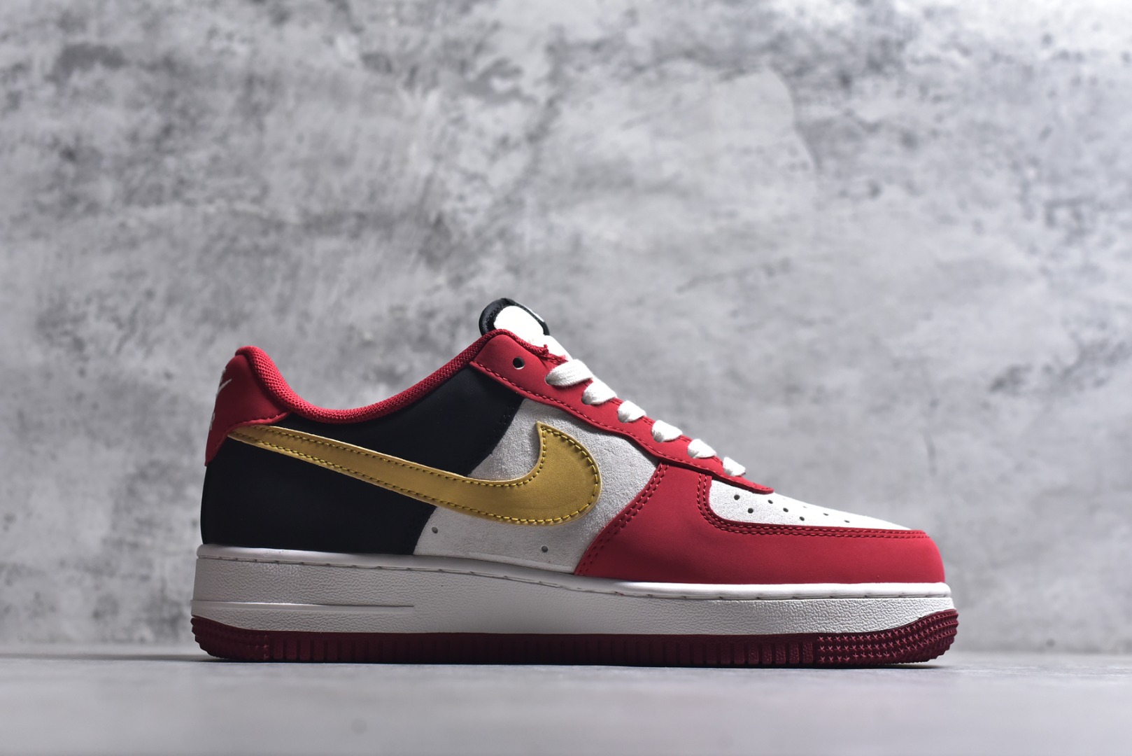图片[3]-#🐎2026马年限定款Nike Air Force 1 炸街来袭！红黑金撞色搭配鎏金Swoosh，鞋身烫金“2026”字样+立体马形挂饰，生肖主题细节拉满。经典AF1气垫中底脚感软糯，专属编码款稀缺典藏，新年上脚既藏国风年味，又稳站街头潮范C位！ 货号：JP2026-139 尺码：36 36.5 37.5 38 38.5 39 40 40.5 41 42 42.5 43 44 44.5 45-选品中心