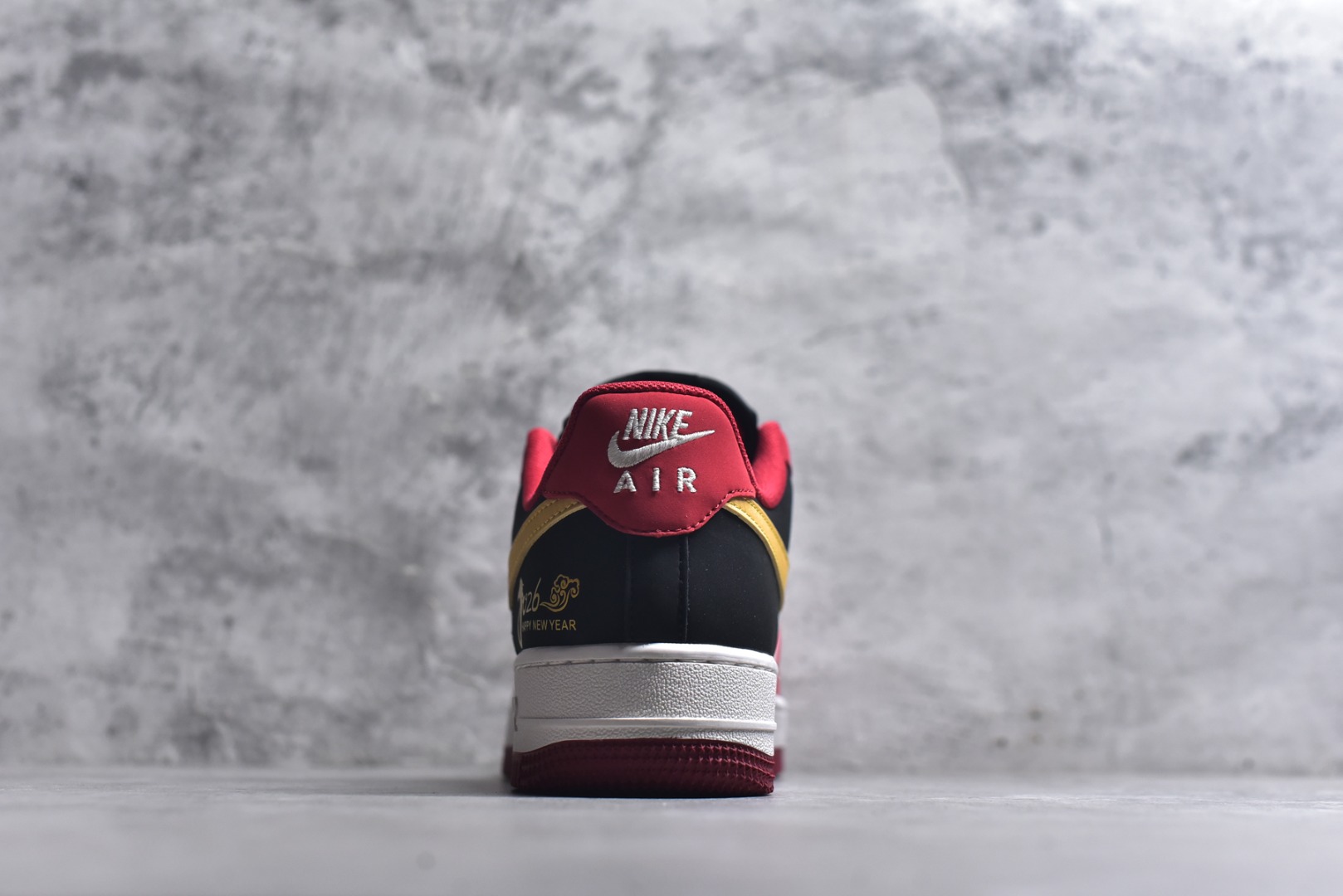 图片[5]-#🐎2026马年限定款Nike Air Force 1 炸街来袭！红黑金撞色搭配鎏金Swoosh，鞋身烫金“2026”字样+立体马形挂饰，生肖主题细节拉满。经典AF1气垫中底脚感软糯，专属编码款稀缺典藏，新年上脚既藏国风年味，又稳站街头潮范C位！ 货号：JP2026-139 尺码：36 36.5 37.5 38 38.5 39 40 40.5 41 42 42.5 43 44 44.5 45-选品中心